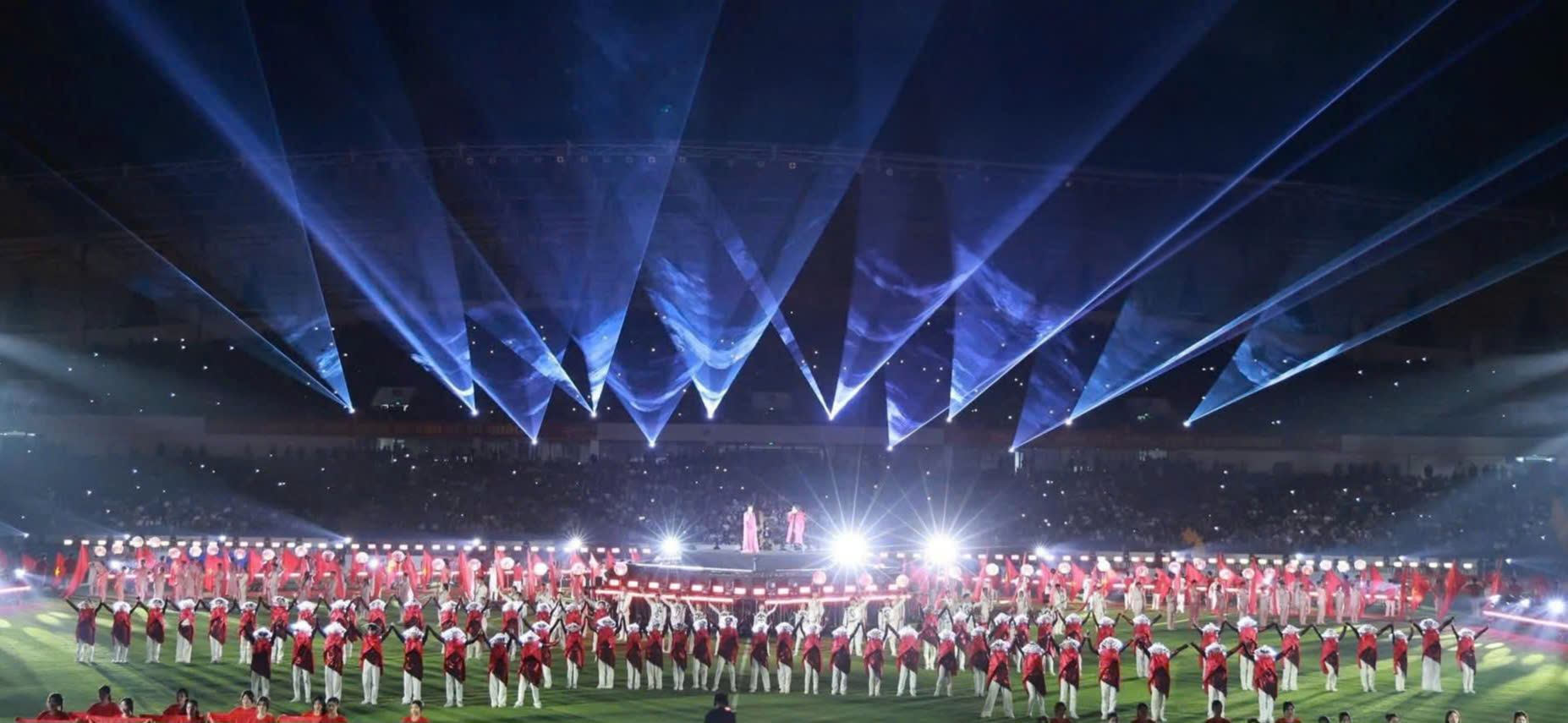 Th&aacute;i Nguy&ecirc;n rực s&aacute;ng trong đ&ecirc;m khai mạc Giải Tứ h&ugrave;ng 2025- Ảnh 13.