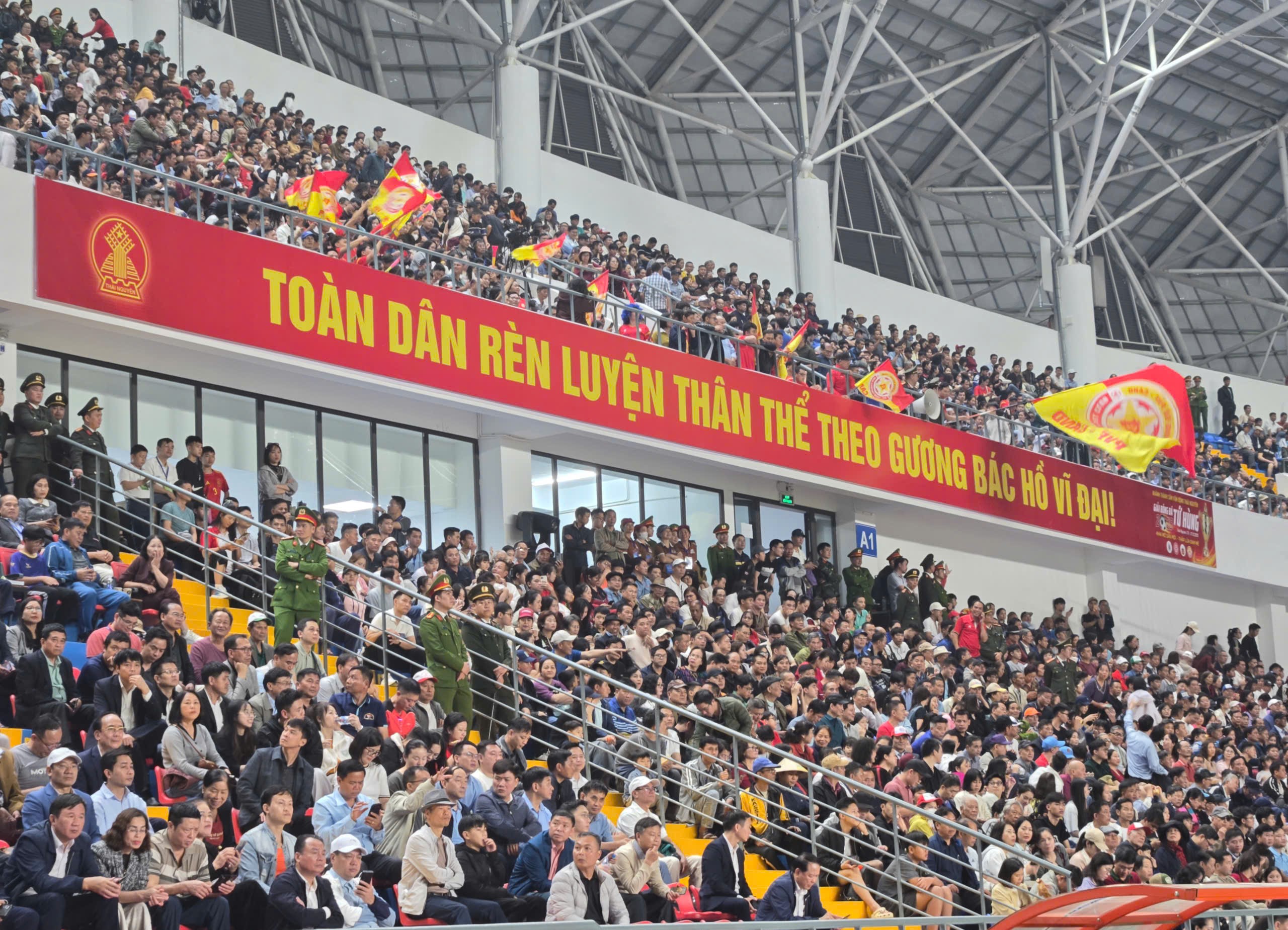 Th&aacute;i Nguy&ecirc;n rực s&aacute;ng trong đ&ecirc;m khai mạc Giải Tứ h&ugrave;ng 2025- Ảnh 9.