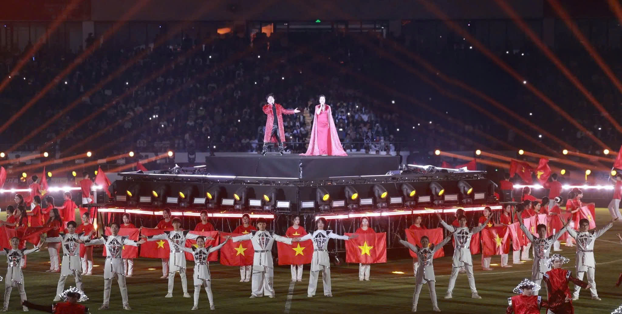 Th&aacute;i Nguy&ecirc;n rực s&aacute;ng trong đ&ecirc;m khai mạc Giải Tứ h&ugrave;ng 2025- Ảnh 11.