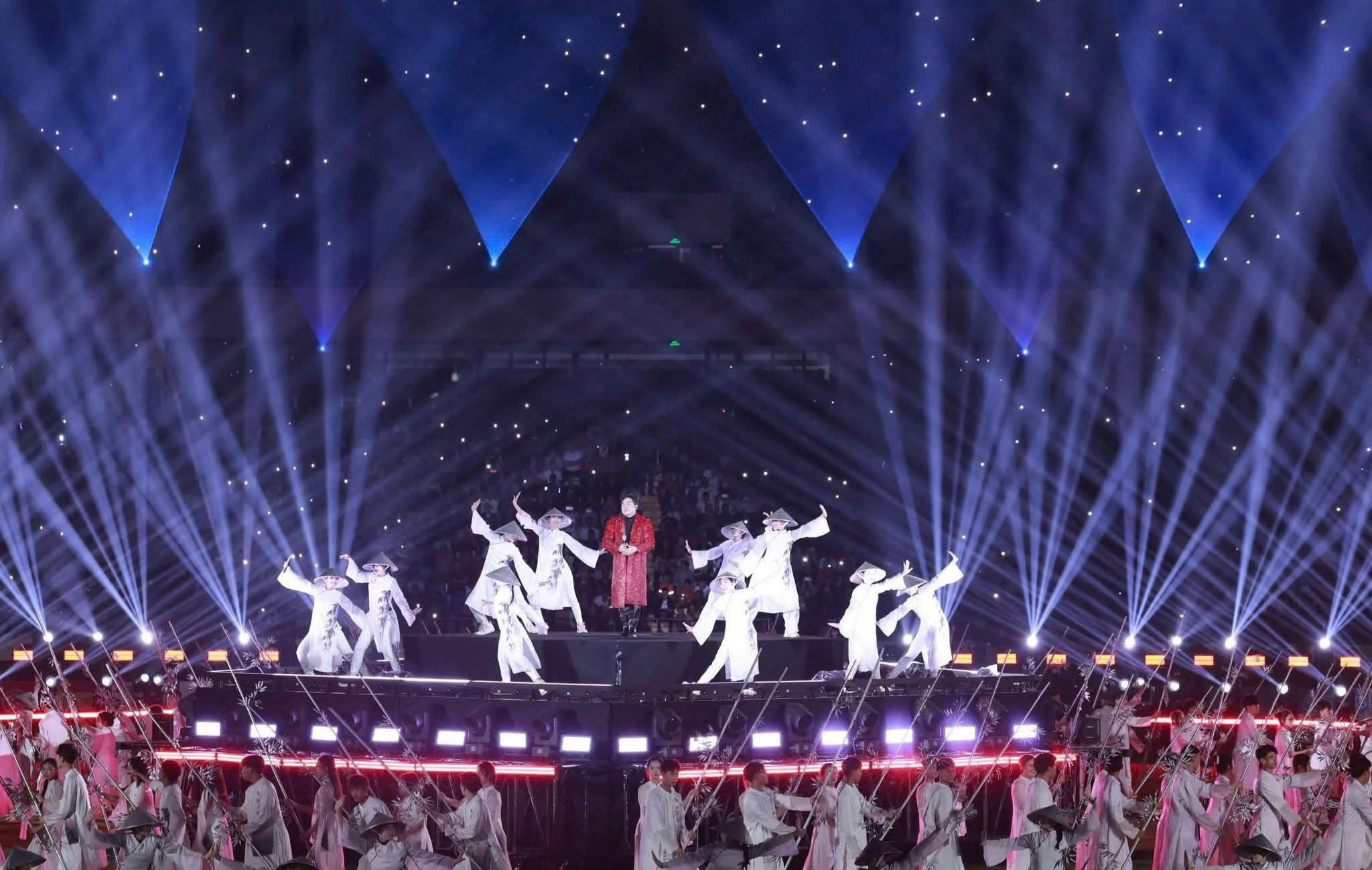 Th&aacute;i Nguy&ecirc;n rực s&aacute;ng trong đ&ecirc;m khai mạc Giải Tứ h&ugrave;ng 2025- Ảnh 12.