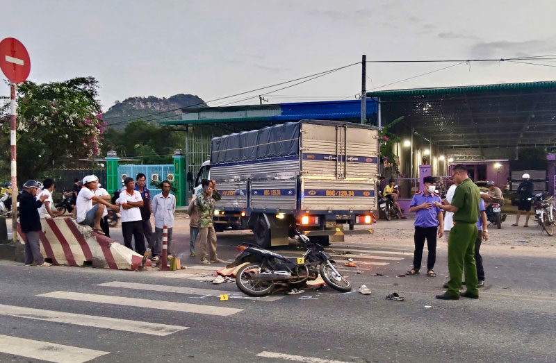 Hiện trường vụ tai nạn khiến hai người thương vong - Ảnh: Trần Tuấn. Hiện trường vụ tai nạn khiến hai người thương vong - Ảnh: Trần Tuấn.