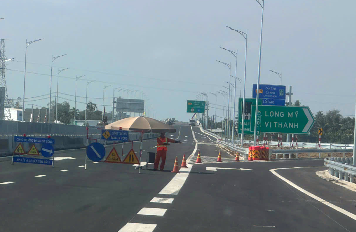 Người d&acirc;n phấn khởi ng&agrave;y đầu cao tốc Cần Thơ - Hậu Giang đưa v&agrave;o khai th&aacute;c- Ảnh 10.