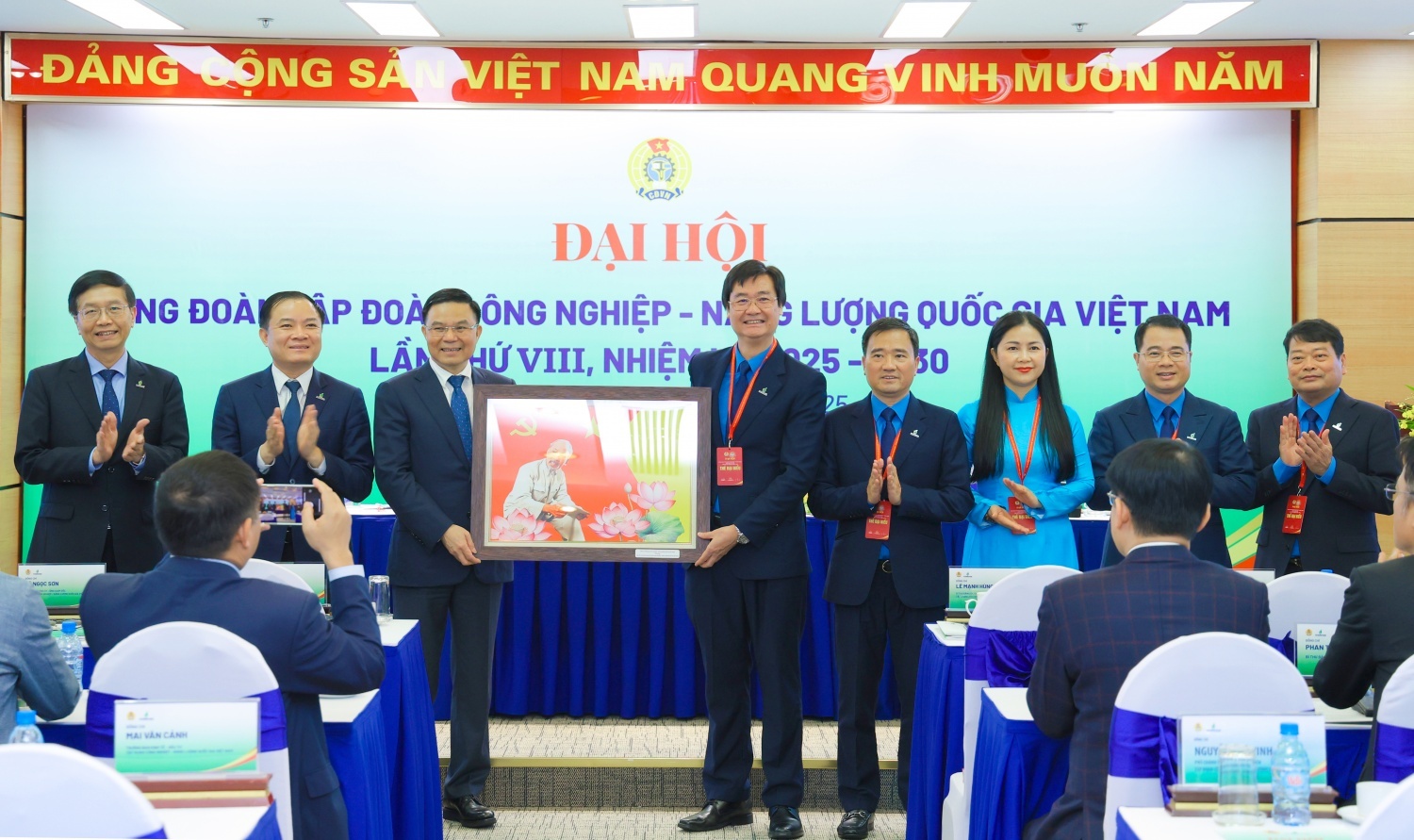 C&ocirc;ng đo&agrave;n Petrovietnam tiếp tục đồng h&agrave;nh c&ugrave;ng người lao động trong kỷ nguy&ecirc;n mới- Ảnh 1.