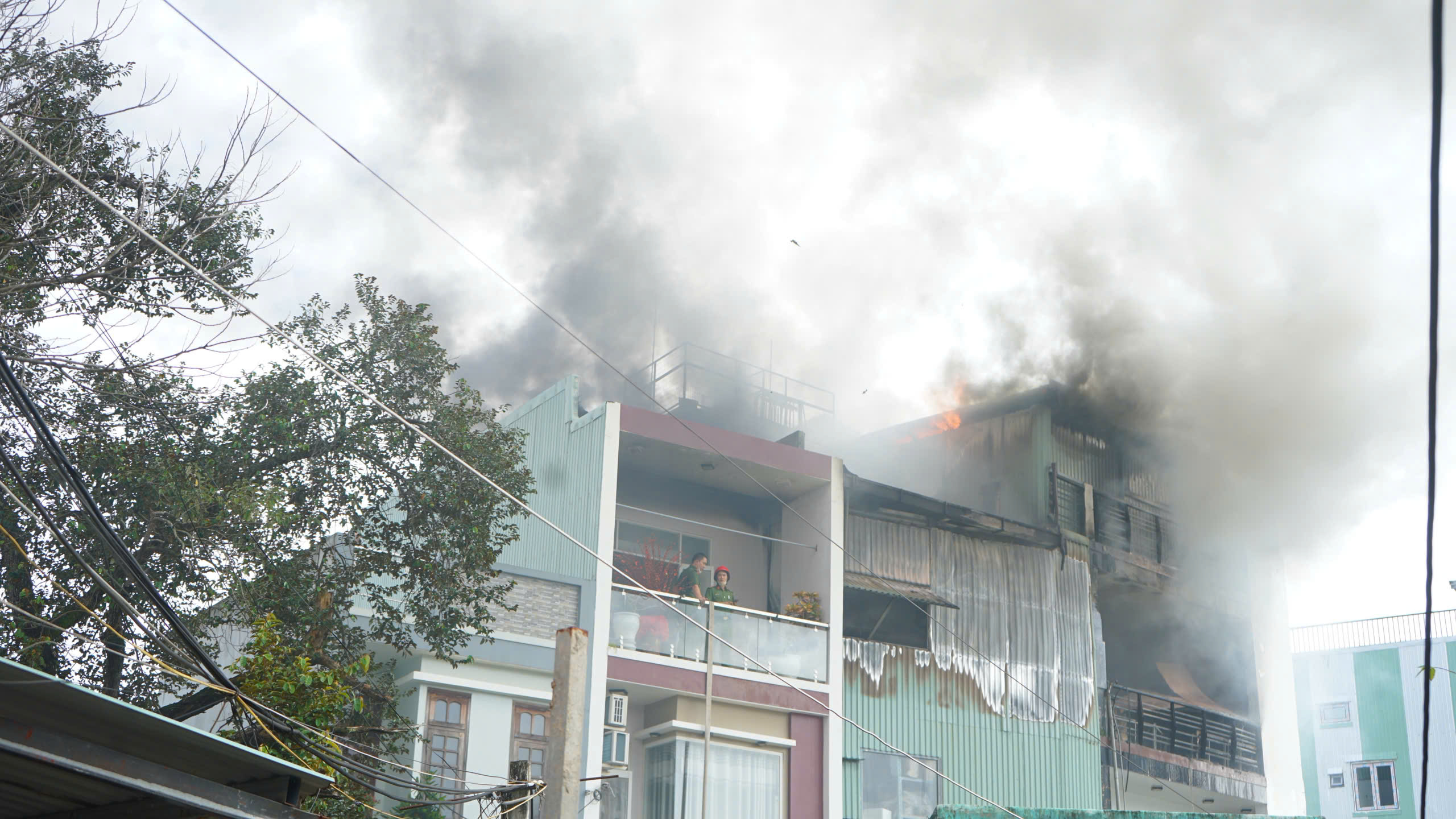 Cháy nhà 4 tầng trong khu dân cư ở Đà Nẵng- Ảnh 1. Cháy nhà 4 tầng trong khu dân cư ở Đà Nẵng- Ảnh 1.