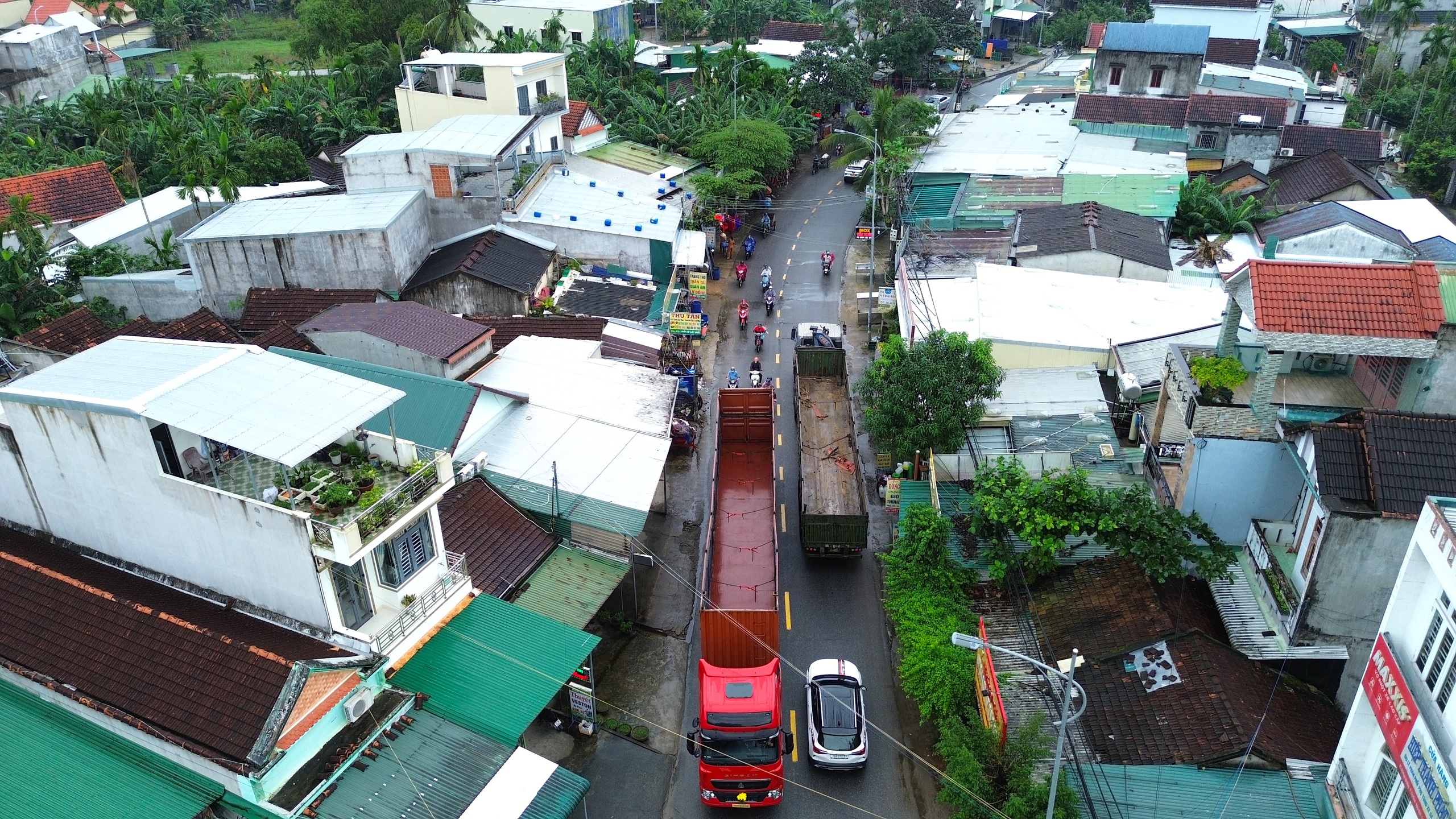 Tháo điểm nghẽn giao thông trên tuyến đường huyết mạch nối Đông - Tây Quảng Ngãi- Ảnh 4. Tháo điểm nghẽn giao thông trên tuyến đường huyết mạch nối Đông - Tây Quảng Ngãi- Ảnh 4.