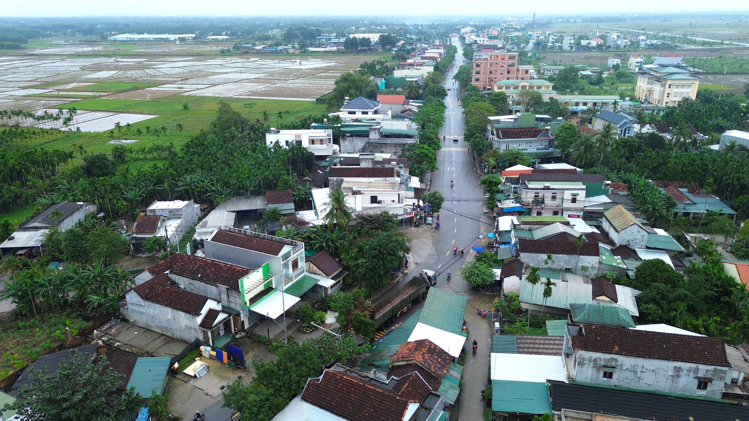 Tháo điểm nghẽn giao thông trên tuyến đường huyết mạch nối Đông - Tây Quảng Ngãi- Ảnh 3. Tháo điểm nghẽn giao thông trên tuyến đường huyết mạch nối Đông - Tây Quảng Ngãi- Ảnh 3.