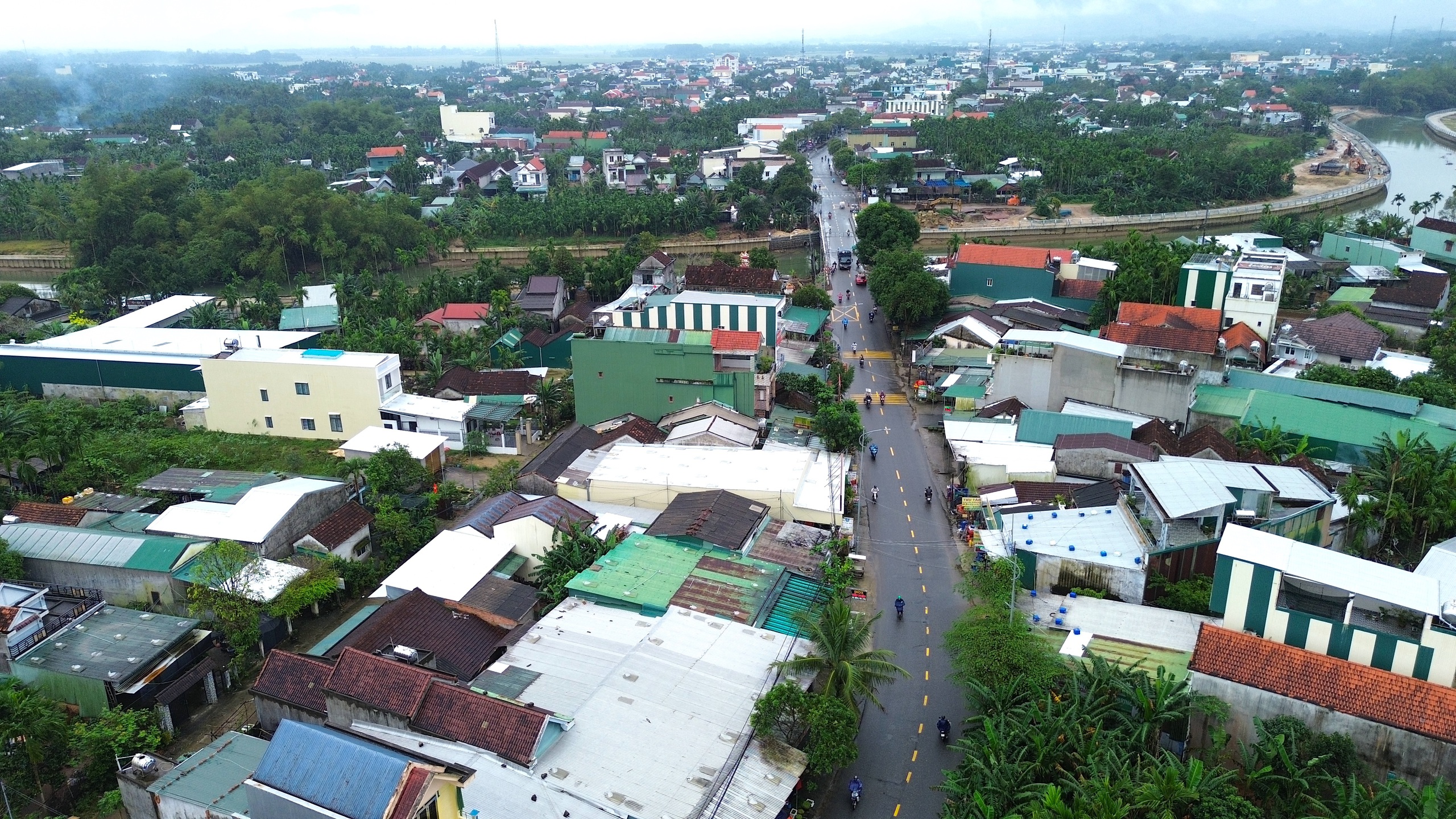 Tháo điểm nghẽn giao thông trên tuyến đường huyết mạch nối Đông - Tây Quảng Ngãi- Ảnh 11. Tháo điểm nghẽn giao thông trên tuyến đường huyết mạch nối Đông - Tây Quảng Ngãi- Ảnh 11.
