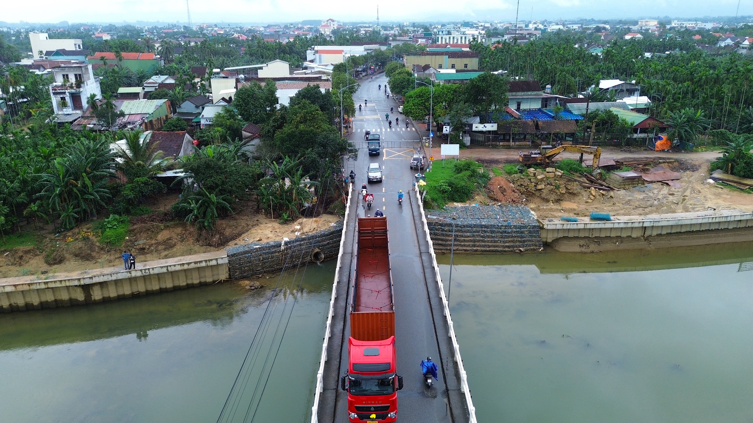 Tháo điểm nghẽn giao thông trên tuyến đường huyết mạch nối Đông - Tây Quảng Ngãi- Ảnh 10. Tháo điểm nghẽn giao thông trên tuyến đường huyết mạch nối Đông - Tây Quảng Ngãi- Ảnh 10.