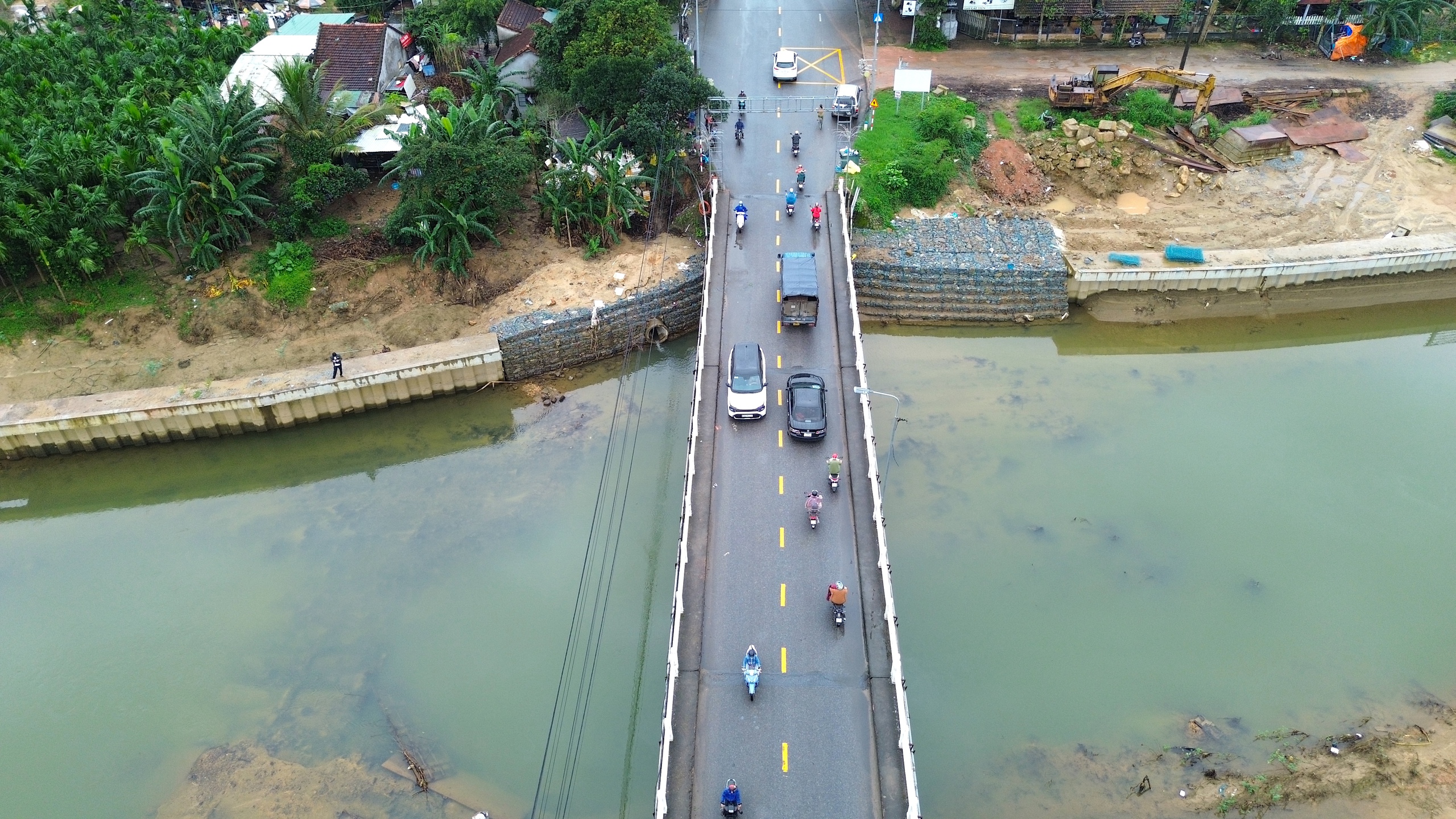 Tháo điểm nghẽn giao thông trên tuyến đường huyết mạch nối Đông - Tây Quảng Ngãi- Ảnh 8. Tháo điểm nghẽn giao thông trên tuyến đường huyết mạch nối Đông - Tây Quảng Ngãi- Ảnh 8.