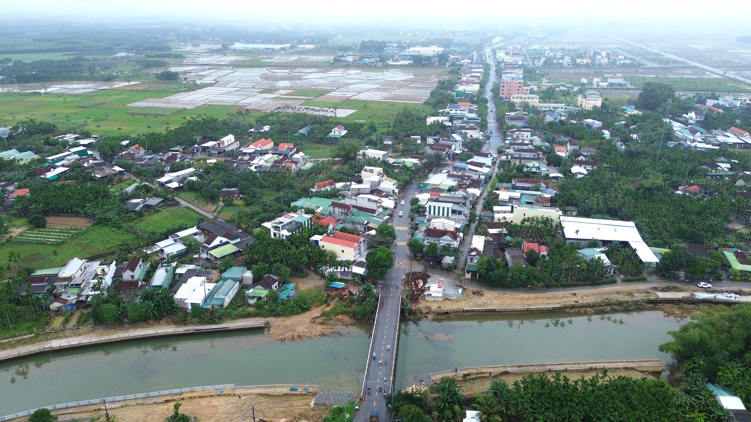 Tháo điểm nghẽn giao thông trên tuyến đường huyết mạch nối Đông - Tây Quảng Ngãi- Ảnh 2. Tháo điểm nghẽn giao thông trên tuyến đường huyết mạch nối Đông - Tây Quảng Ngãi- Ảnh 2.