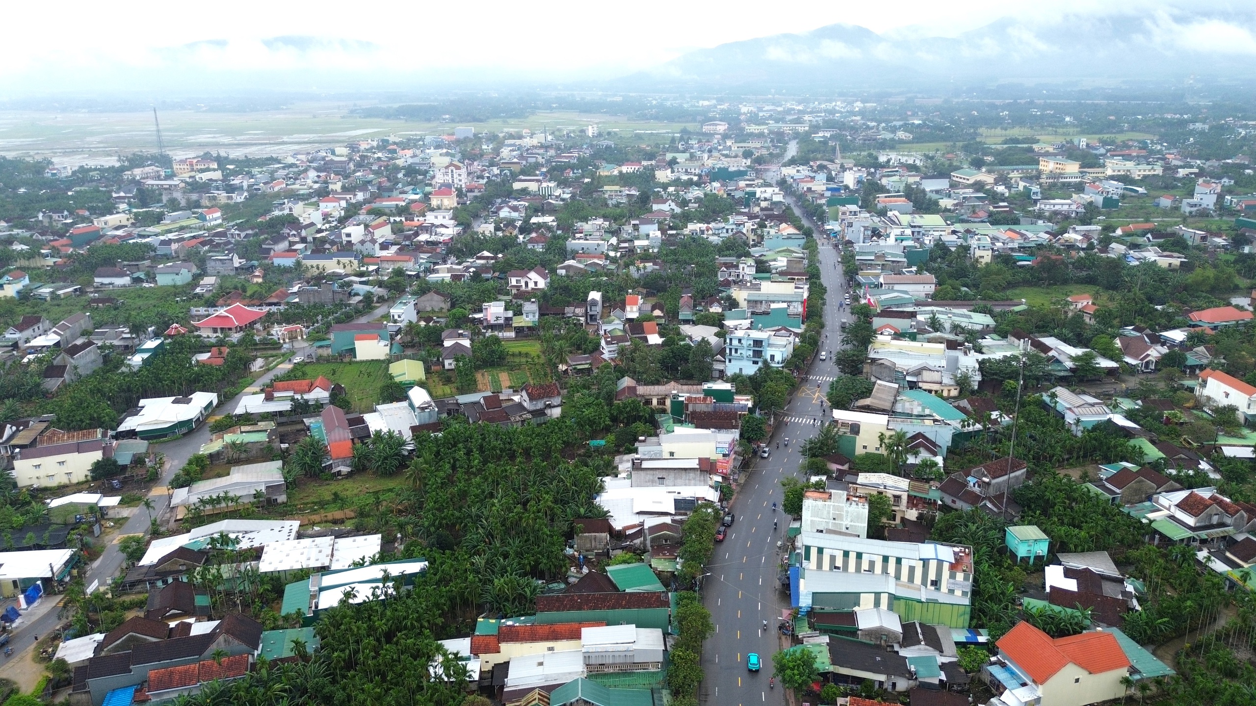 Tháo điểm nghẽn giao thông trên tuyến đường huyết mạch nối Đông - Tây Quảng Ngãi- Ảnh 12. Tháo điểm nghẽn giao thông trên tuyến đường huyết mạch nối Đông - Tây Quảng Ngãi- Ảnh 12.