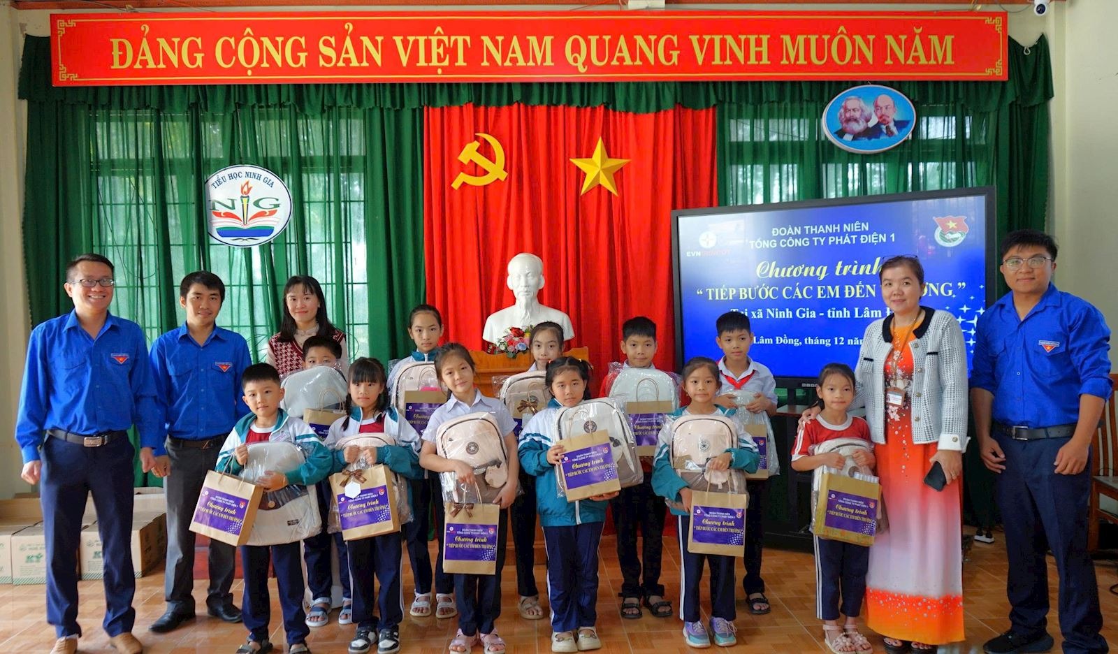 "Tiếp bước c&aacute;c em đến trường" - Dấu ấn nghĩa t&igrave;nh của tuổi trẻ EVNGENCO1 tại L&acirc;m Đồng- Ảnh 2.