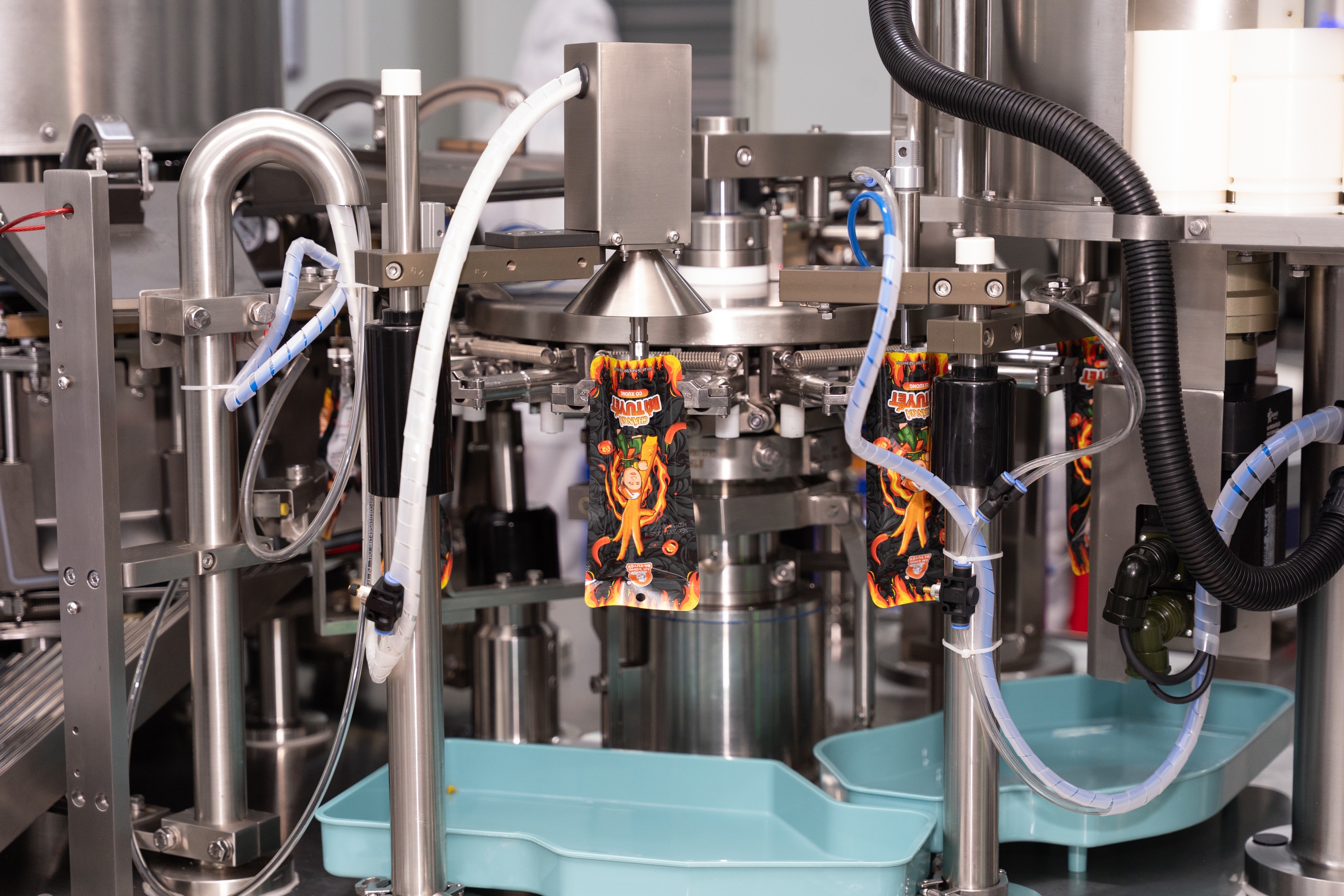 Sản xuất tại nh&agrave; m&aacute;y hiện đại, &ldquo;Ăn c&ugrave;ng B&agrave; Tuyết&rdquo; hướng tới chuẩn h&oacute;a đồ ăn vặt- Ảnh 2.