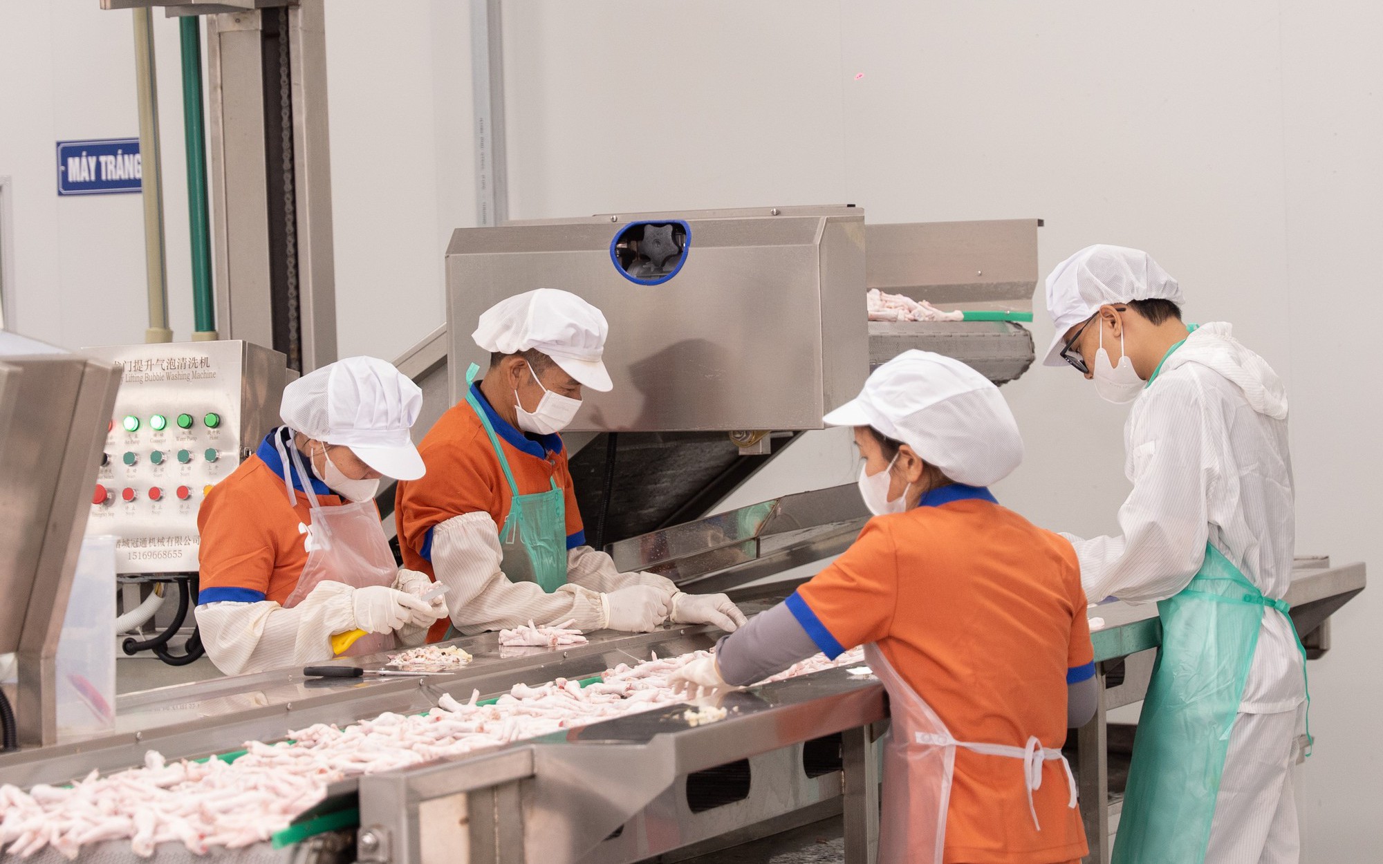 Sản xuất tại nh&agrave; m&aacute;y hiện đại, &ldquo;Ăn c&ugrave;ng B&agrave; Tuyết&rdquo; hướng tới chuẩn h&oacute;a đồ ăn vặt