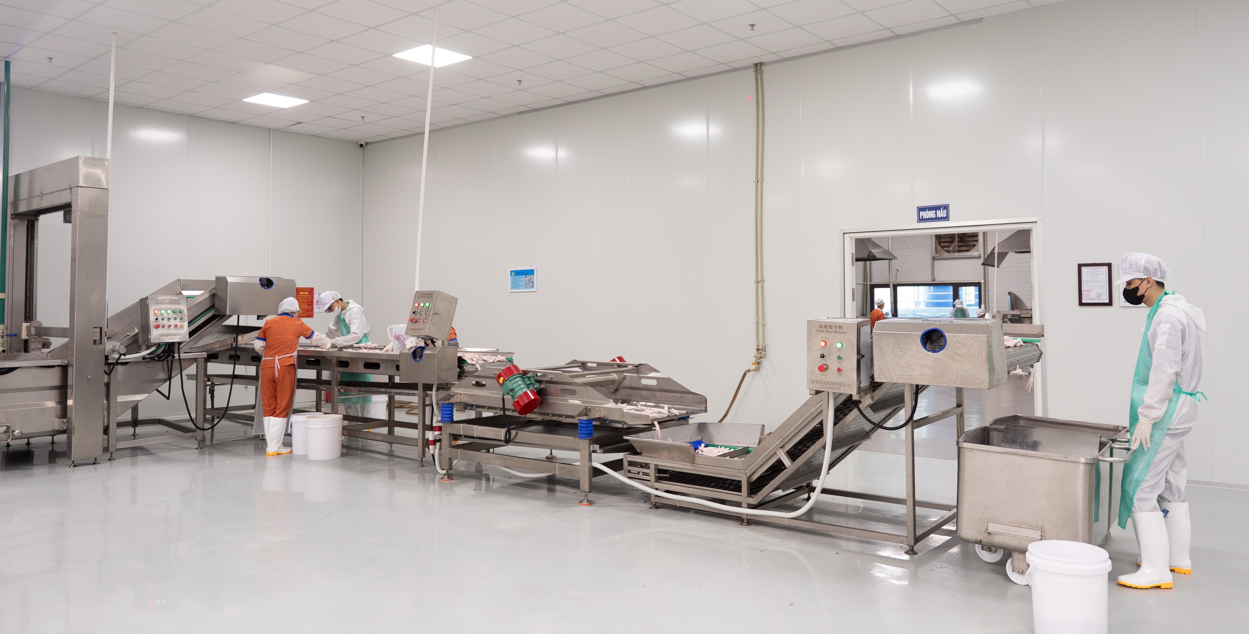 Sản xuất tại nh&agrave; m&aacute;y hiện đại, &ldquo;Ăn c&ugrave;ng B&agrave; Tuyết&rdquo; hướng tới chuẩn h&oacute;a đồ ăn vặt- Ảnh 1.