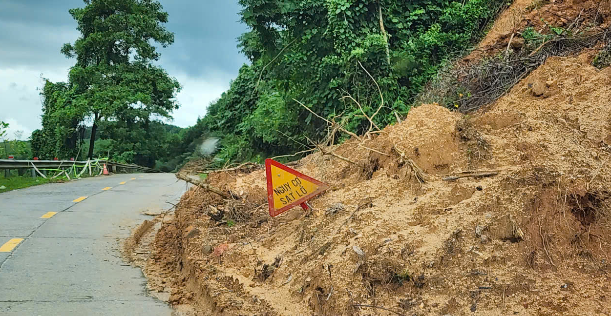 Quảng Ng&atilde;i: Sạt lở uy hiếp an to&agrave;n quốc lộ 24B- Ảnh 1.