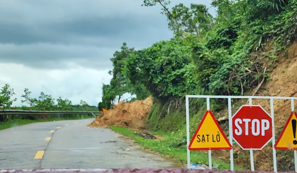 Quảng Ng&atilde;i: Sạt lở uy hiếp an to&agrave;n quốc lộ 24B- Ảnh 2.