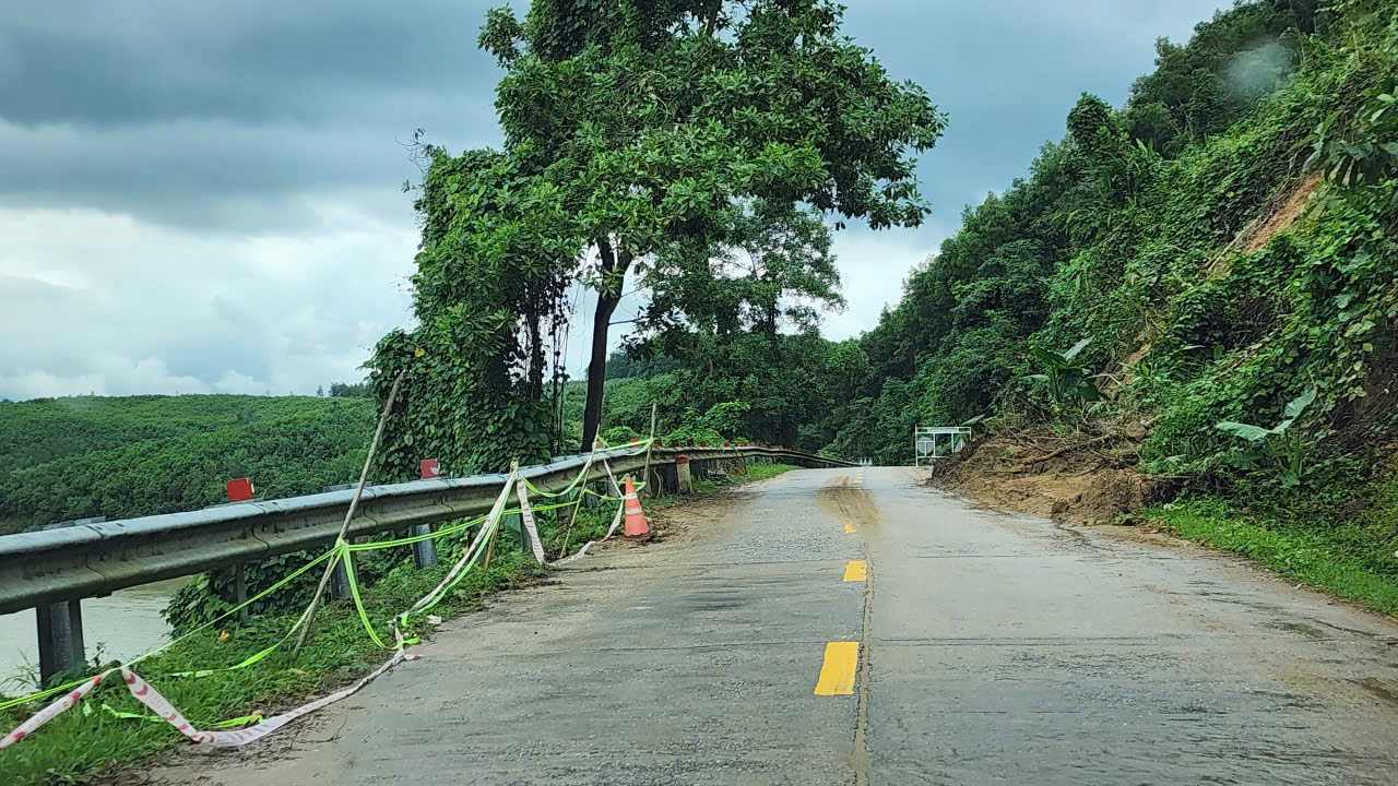 Quảng Ng&atilde;i: Sạt lở uy hiếp an to&agrave;n quốc lộ 24B- Ảnh 3.