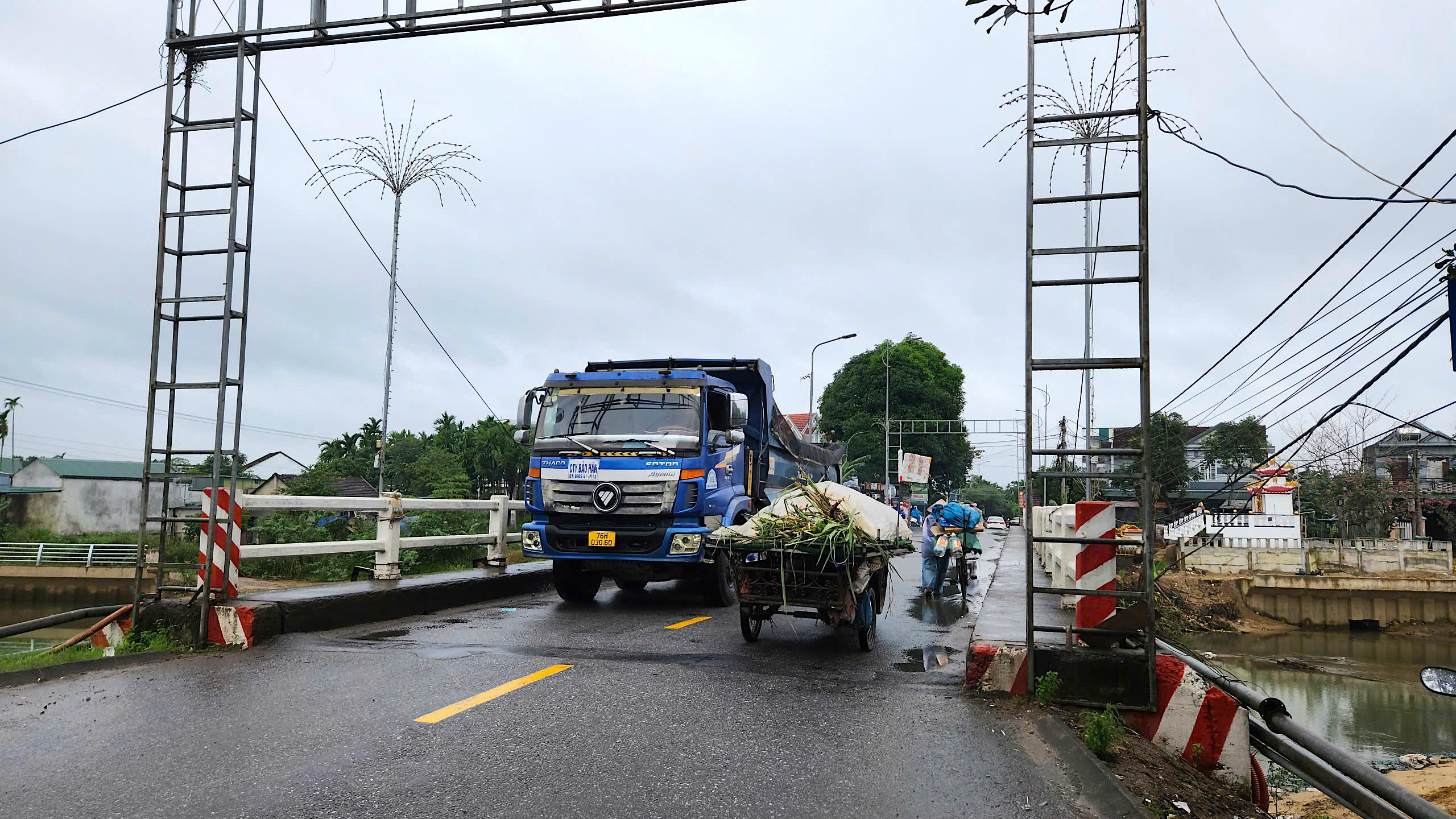 Tháo điểm nghẽn giao thông trên tuyến đường huyết mạch nối Đông - Tây Quảng Ngãi- Ảnh 6. Tháo điểm nghẽn giao thông trên tuyến đường huyết mạch nối Đông - Tây Quảng Ngãi- Ảnh 6.
