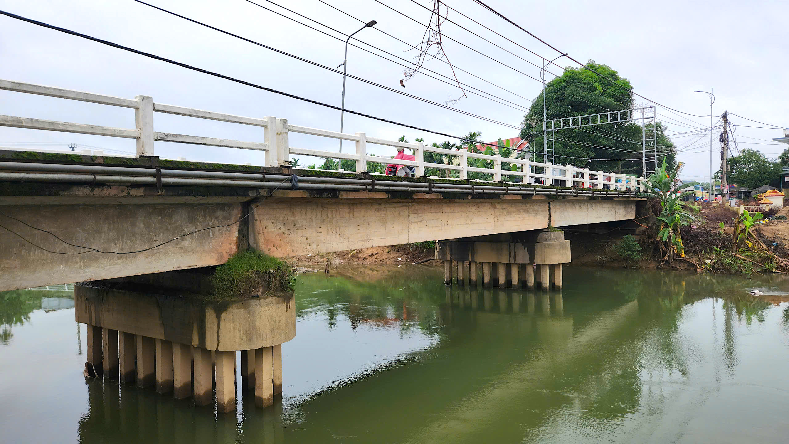 Tháo điểm nghẽn giao thông trên tuyến đường huyết mạch nối Đông - Tây Quảng Ngãi- Ảnh 9. Tháo điểm nghẽn giao thông trên tuyến đường huyết mạch nối Đông - Tây Quảng Ngãi- Ảnh 9.