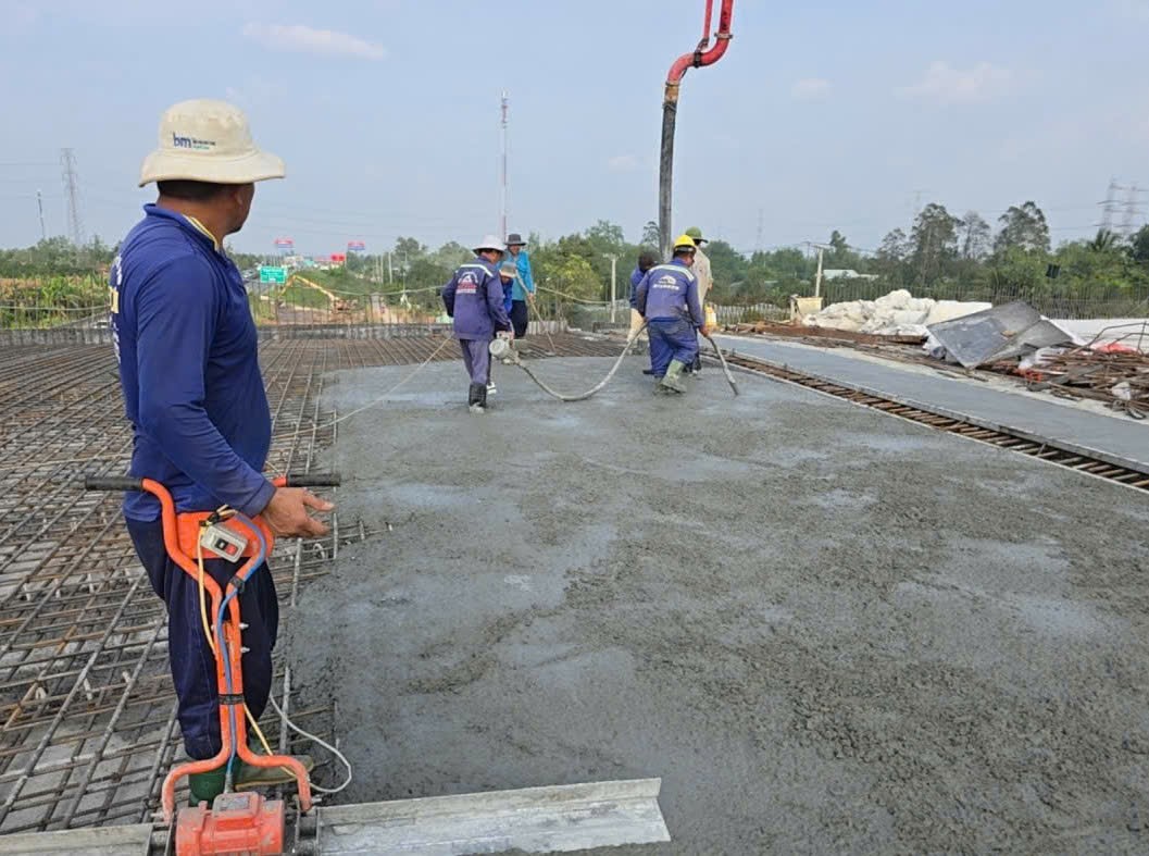 Ho&agrave;n th&agrave;nh lao lắp nhịp cầu vượt băng qua cao tốc Trung Lương - Mỹ Thuận- Ảnh 2.
