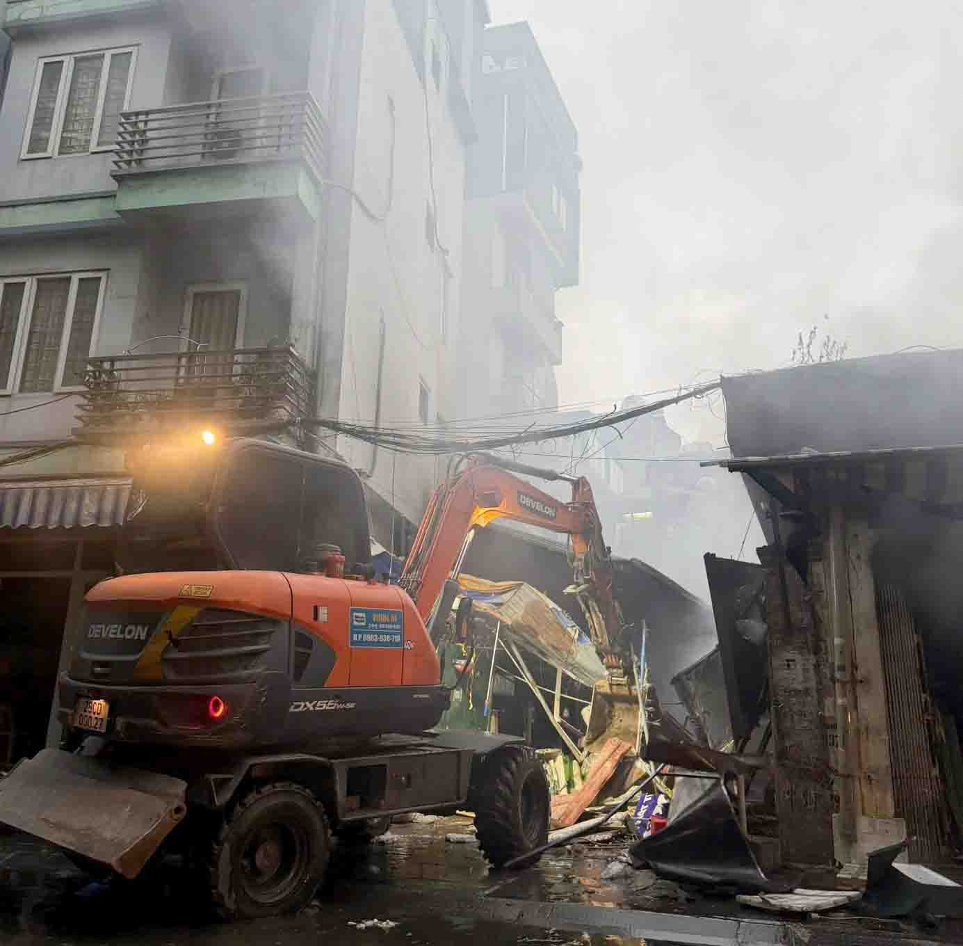 H&agrave; Nội: Hơn 50 cảnh s&aacute;t dập đ&aacute;m ch&aacute;y d&atilde;y kiot ở chợ Xanh- Ảnh 2.