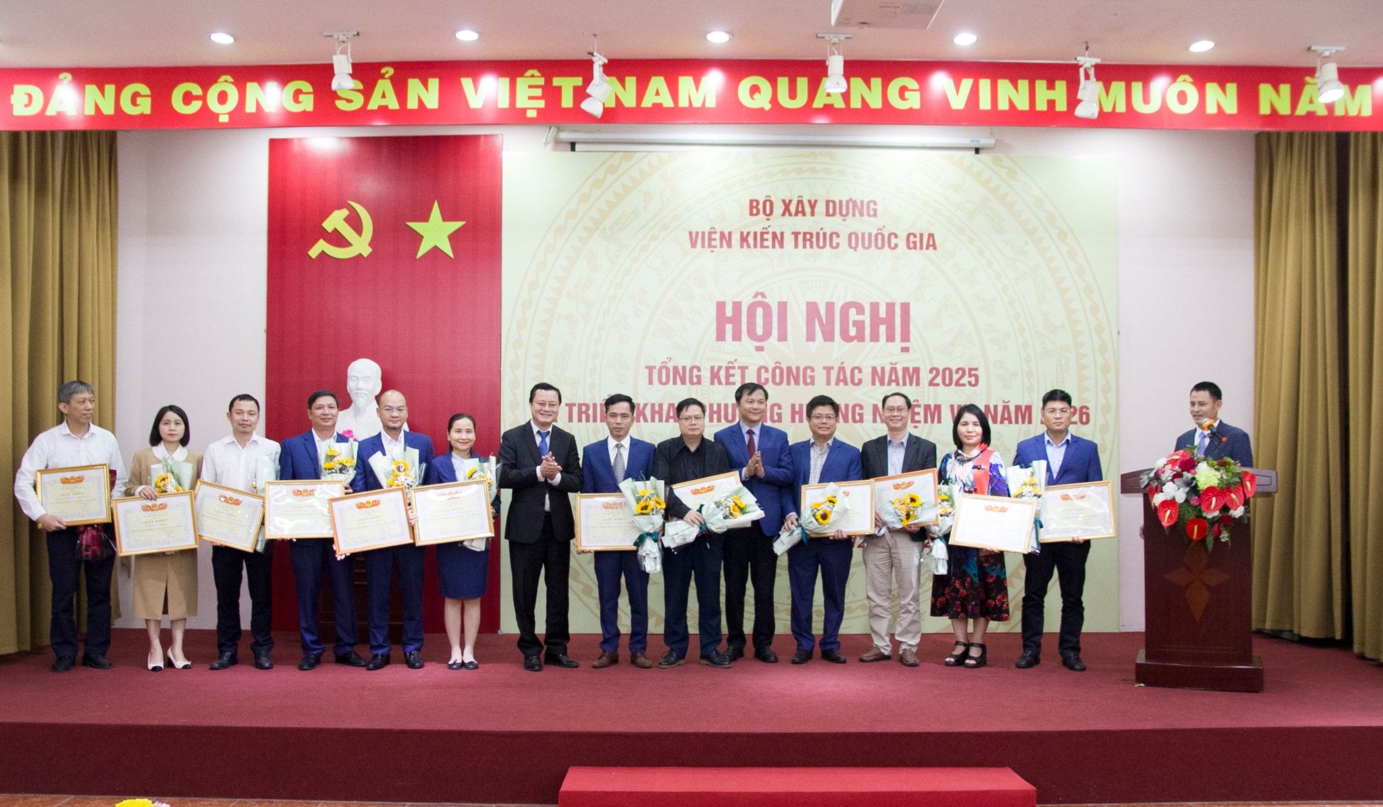 L&atilde;nh đạo Viện Kiến tr&uacute;c quốc gia đ&atilde; khen thưởng đột xuất c&aacute;c tập thể c&oacute; th&agrave;nh t&iacute;ch xuất sắc trong năm 2025.