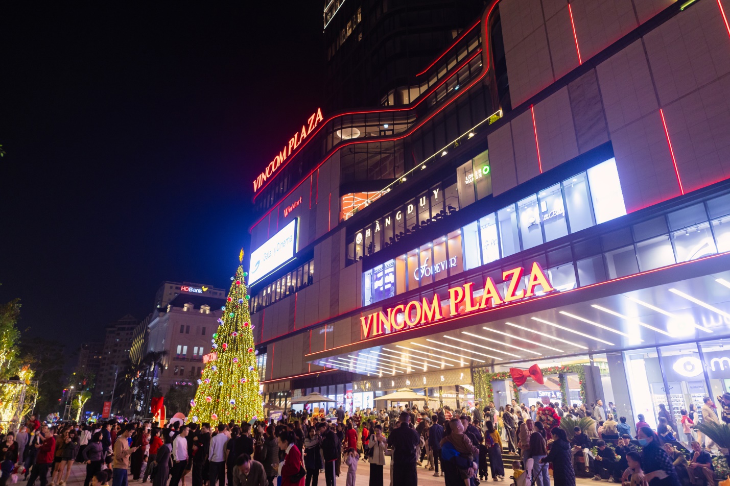 Kh&ocirc;ng kh&iacute; lễ hội b&ugrave;ng nổ ng&agrave;y khai trương TTTM Vincom thứ 90 - Vincom Plaza Vinh- Ảnh 6.