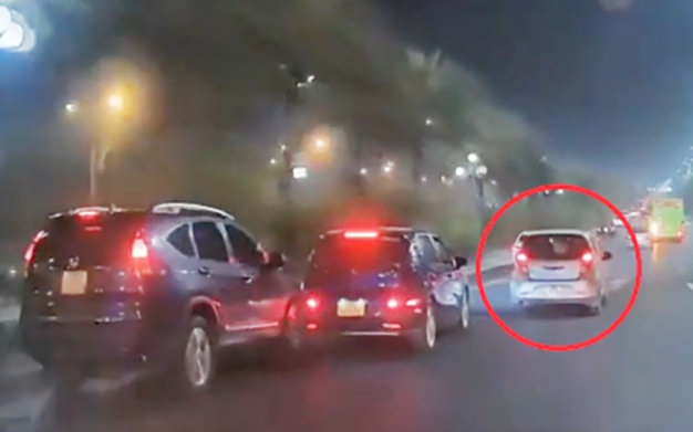 Xe con chuyển l&agrave;n kh&ocirc;ng xi nhan, g&acirc;y va chạm tr&ecirc;n đường V&otilde; Nguy&ecirc;n Gi&aacute;p, H&agrave; Nội