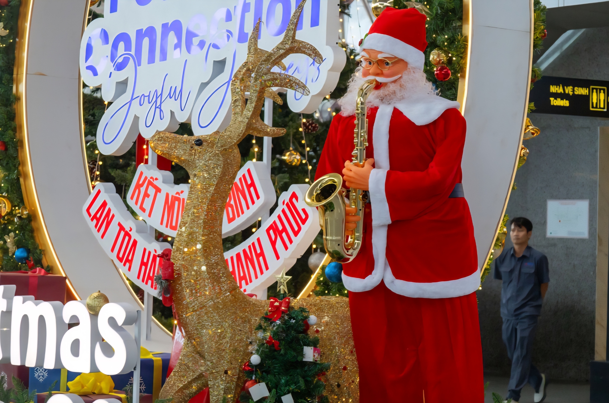 Tưng bừng kh&ocirc;ng kh&iacute; Gi&aacute;ng sinh, ch&agrave;o đ&oacute;n năm mới tại Cảng h&agrave;ng kh&ocirc;ng quốc tế Đ&agrave; Nẵng- Ảnh 2.