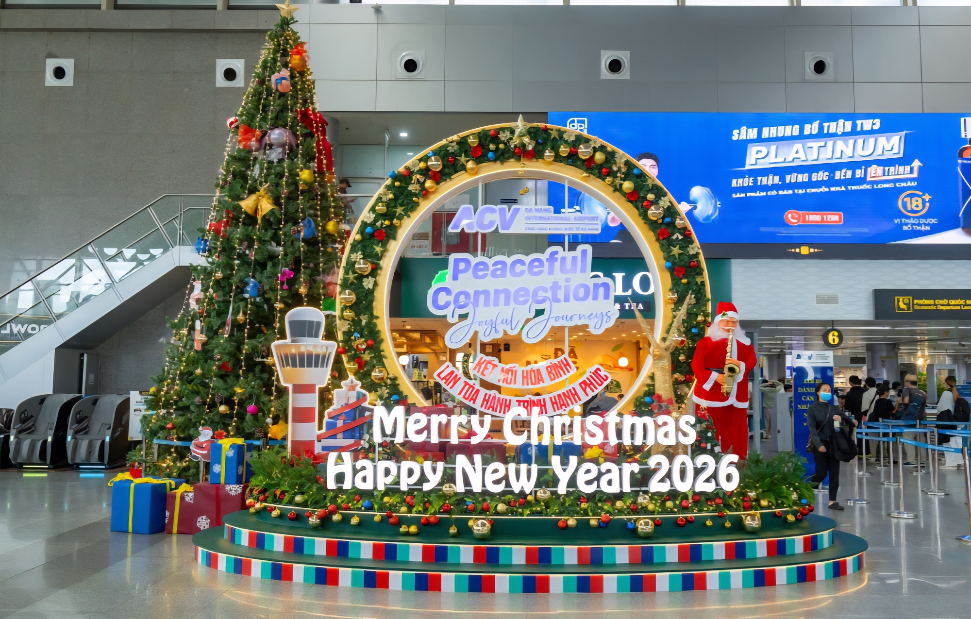 Tưng bừng kh&ocirc;ng kh&iacute; Gi&aacute;ng sinh, ch&agrave;o đ&oacute;n năm mới tại Cảng h&agrave;ng kh&ocirc;ng quốc tế Đ&agrave; Nẵng- Ảnh 1.