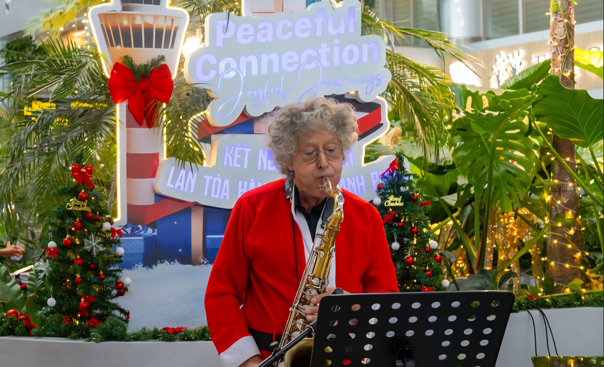 Tưng bừng kh&ocirc;ng kh&iacute; Gi&aacute;ng sinh, ch&agrave;o đ&oacute;n năm mới tại Cảng h&agrave;ng kh&ocirc;ng quốc tế Đ&agrave; Nẵng- Ảnh 3.