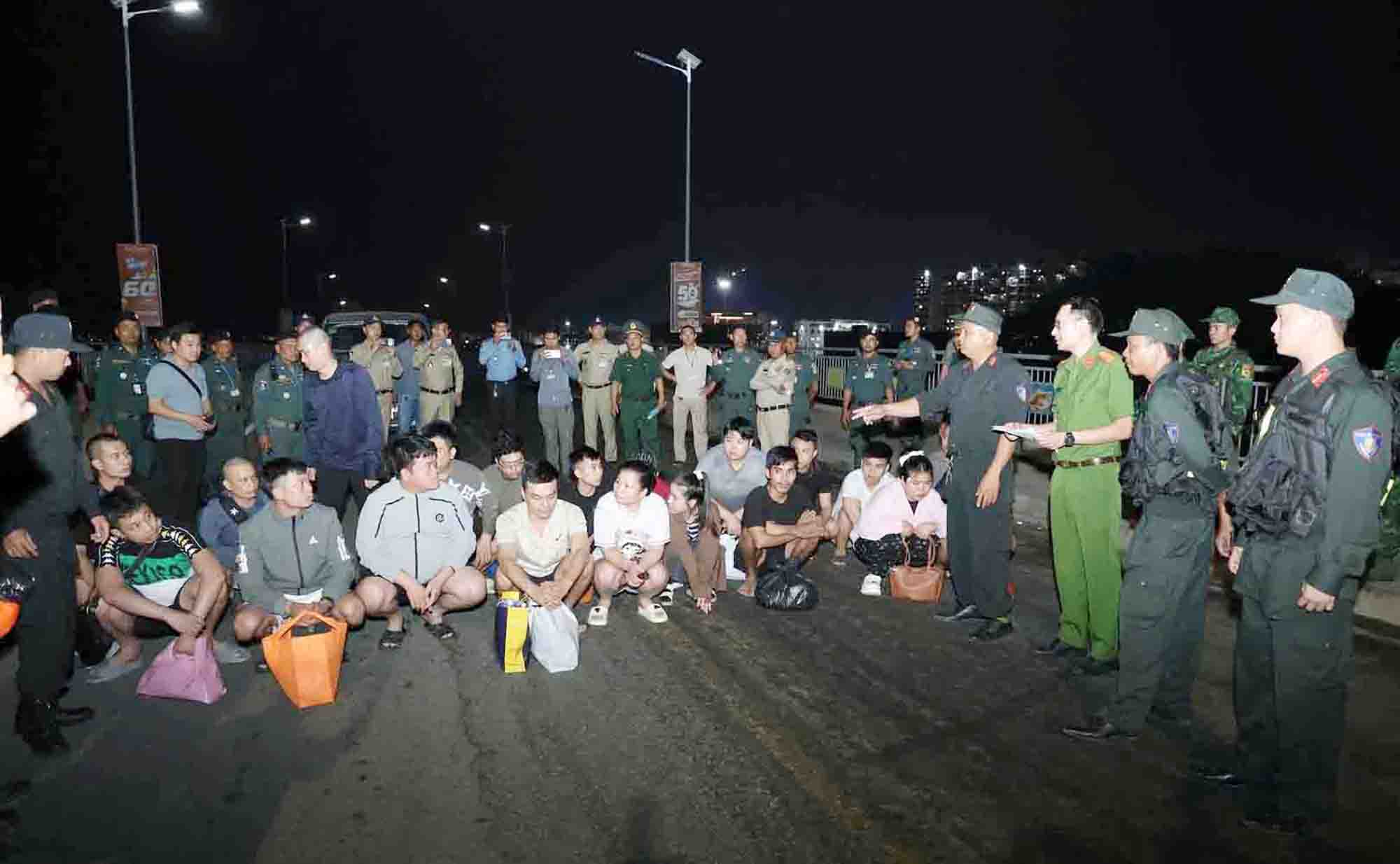 Tội phạm lừa đảo trực tuyến nhắm v&agrave;o người gi&agrave;- Ảnh 1.
