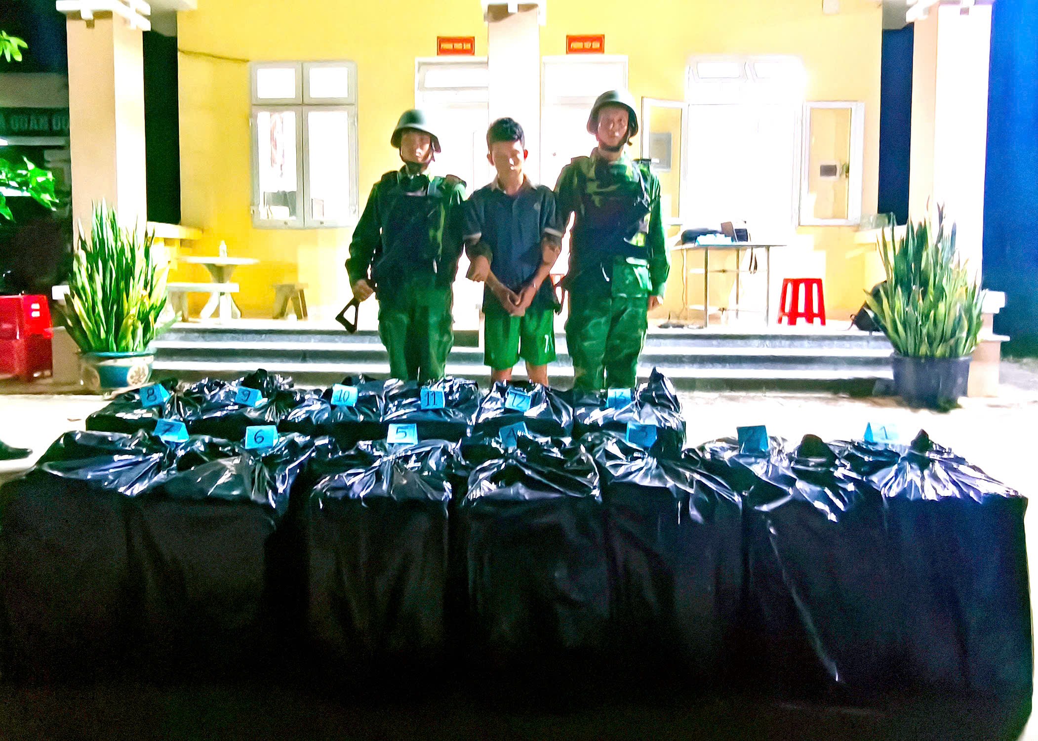 Bắt giữ &ocirc; t&ocirc; b&aacute;n tải vận chuyển 15.000 g&oacute;i thuốc l&aacute; lậu tại T&acirc;y Ninh- Ảnh 1.