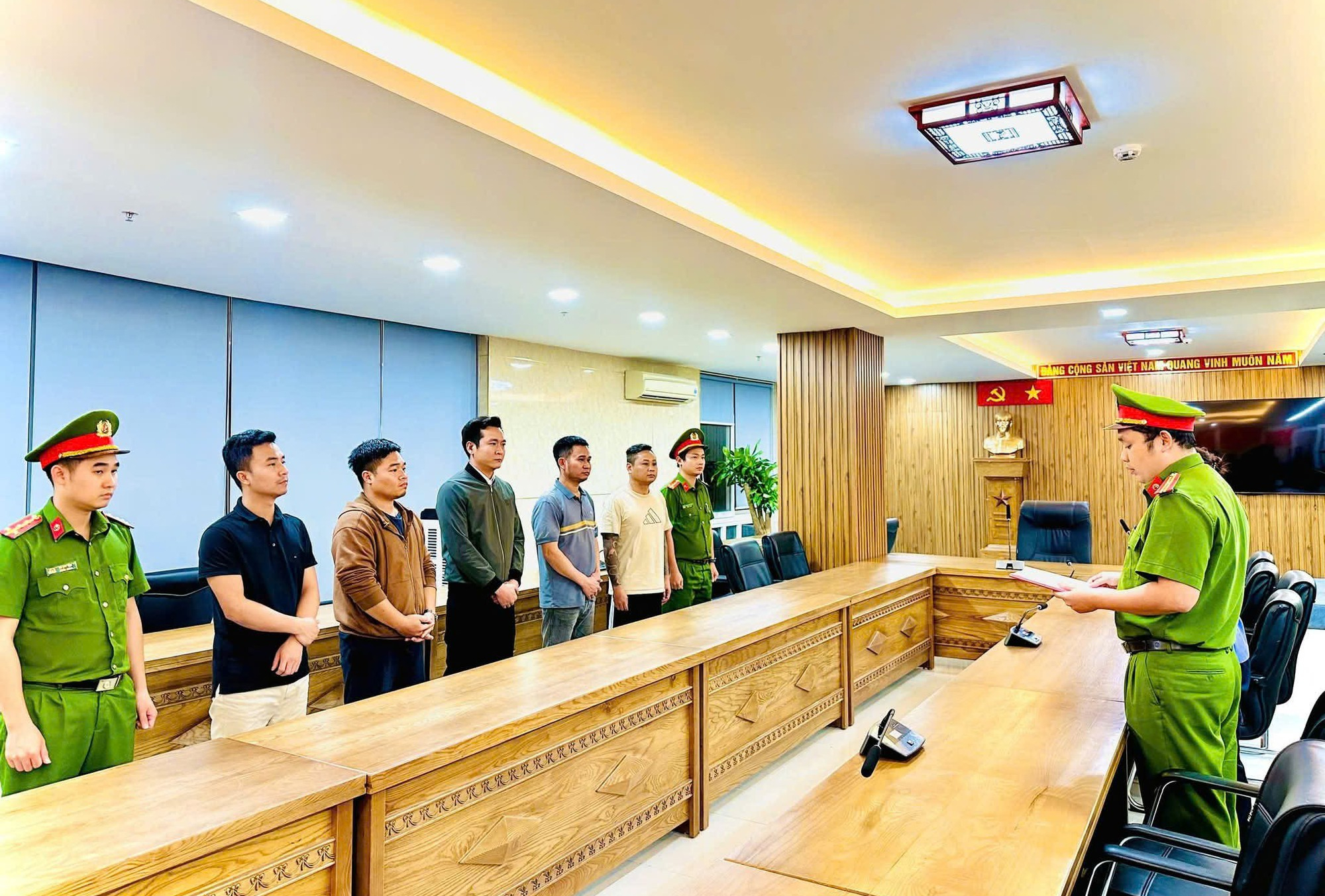 C&ocirc;ng an Đ&agrave; Nẵng triệt ph&aacute; đường d&acirc;y chạy &aacute;n li&ecirc;n quan chuy&ecirc;n &aacute;n "rửa tiền 67.000 tỷ đồng"- Ảnh 1.