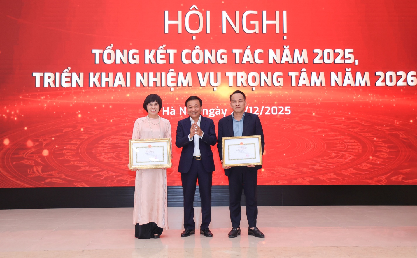 Thứ trưởng Bộ X&acirc;y dựng Nguyễn Danh Huy trao tặng Bằng khen của Bộ trưởng Bộ X&acirc;y dựng cho 1 tập thể v&agrave; 1 c&aacute; nh&acirc;n của B&aacute;o X&acirc;y dựng.