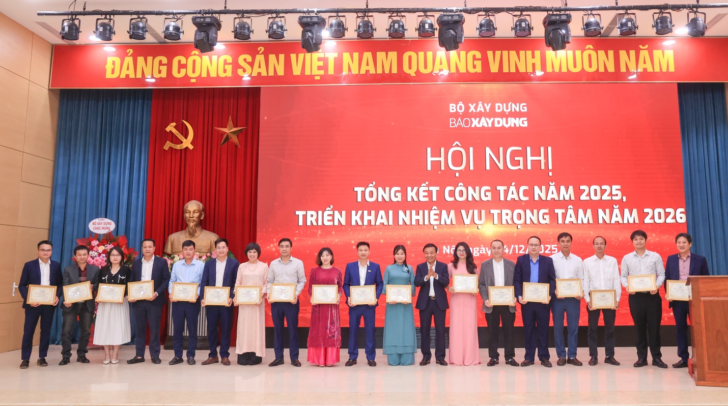 Thứ trưởng Nguyễn Danh Huy tặng danh hiệu danh hiệu Chiến sĩ thi đua cấp cơ sở cho 23 c&aacute;n bộ, ph&oacute;ng vi&ecirc;n, người lao động B&aacute;o X&acirc;y dựng.JPG