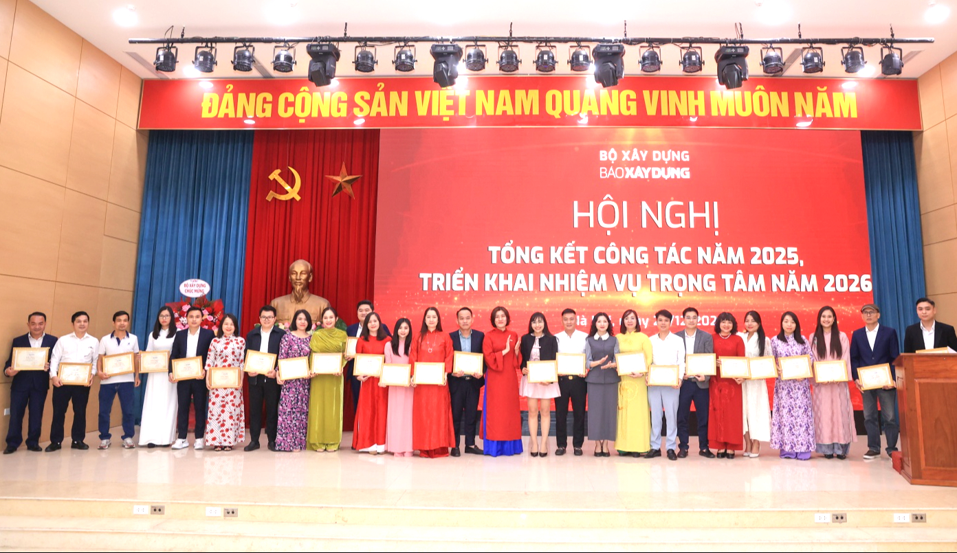 Tổng bi&ecirc;n tập Nguyễn Hồng Nga trao tặng Giấy khen cho 8 tập thể v&agrave; 33 c&aacute; nh&acirc;n của B&aacute;o X&acirc;y dựng c&oacute; nhiều nỗ lực, cố gắng trong c&ocirc;ng t&aacute;c năm 2025.