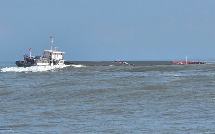 T&agrave;u h&agrave;ng vận chuyển clinke gặp nạn tại Cửa Việt, 9 thuyền vi&ecirc;n đều an to&agrave;n