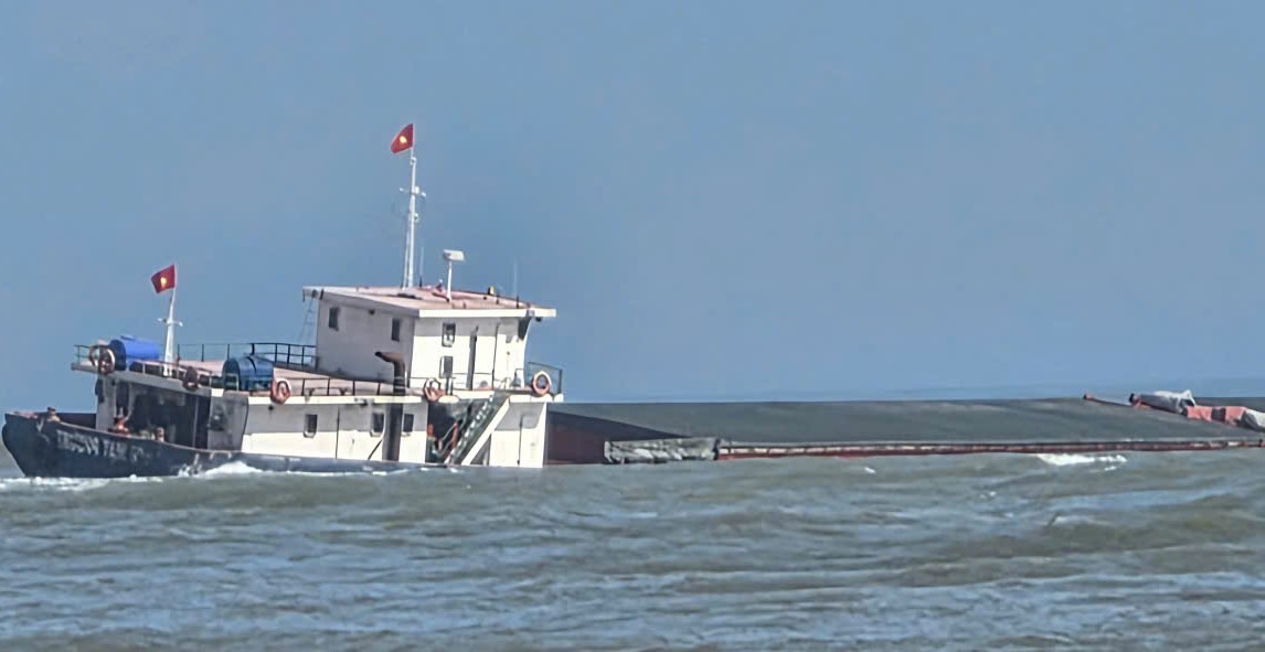 Tàu hàng vận chuyển clinke gặp nạn tại Cửa Việt, 9 thuyền viên đều an toàn- Ảnh 1. Tàu hàng vận chuyển clinke gặp nạn tại Cửa Việt, 9 thuyền viên đều an toàn- Ảnh 1.