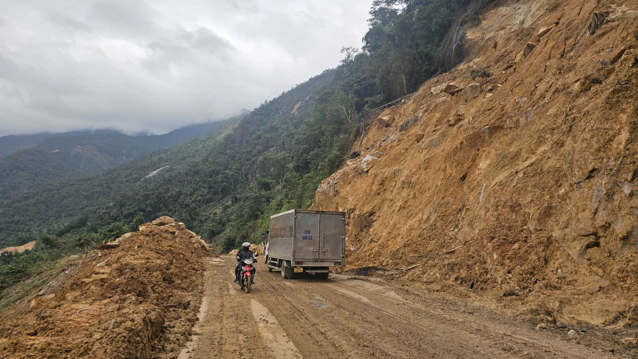 Phương tiện dưới 5 tấn v&agrave; xe kh&aacute;ch dưới 16 chỗ được ph&eacute;p qua đ&egrave;o Kh&aacute;nh L&ecirc;- Ảnh 1.