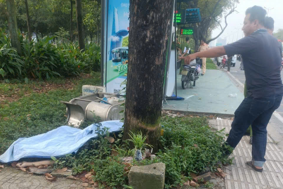 TP.HCM: Lao xe l&ecirc;n vỉa h&egrave;, nam thanh ni&ecirc;n tử vong tại trạm chờ xe bu&yacute;t- Ảnh 1.