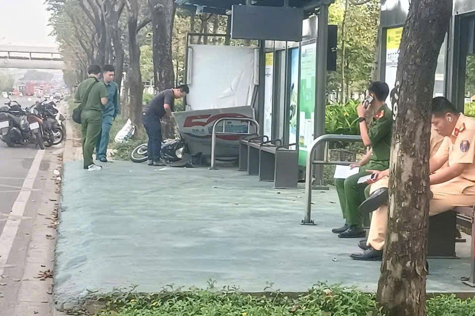 TP.HCM: Lao xe l&ecirc;n vỉa h&egrave;, nam thanh ni&ecirc;n tử vong tại trạm chờ xe bu&yacute;t- Ảnh 2.