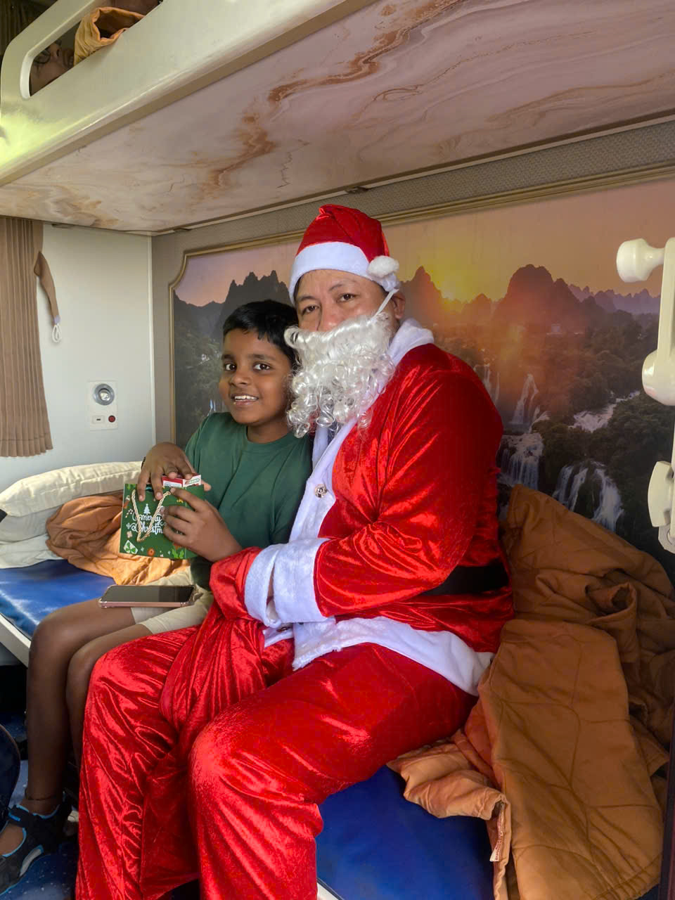 H&agrave;nh kh&aacute;ch th&uacute; vị đ&oacute;n nhận &ldquo;cơn mưa qu&agrave;" của &Ocirc;ng gi&agrave; Noel tr&ecirc;n c&aacute;c chuyến t&agrave;u SE- Ảnh 2.