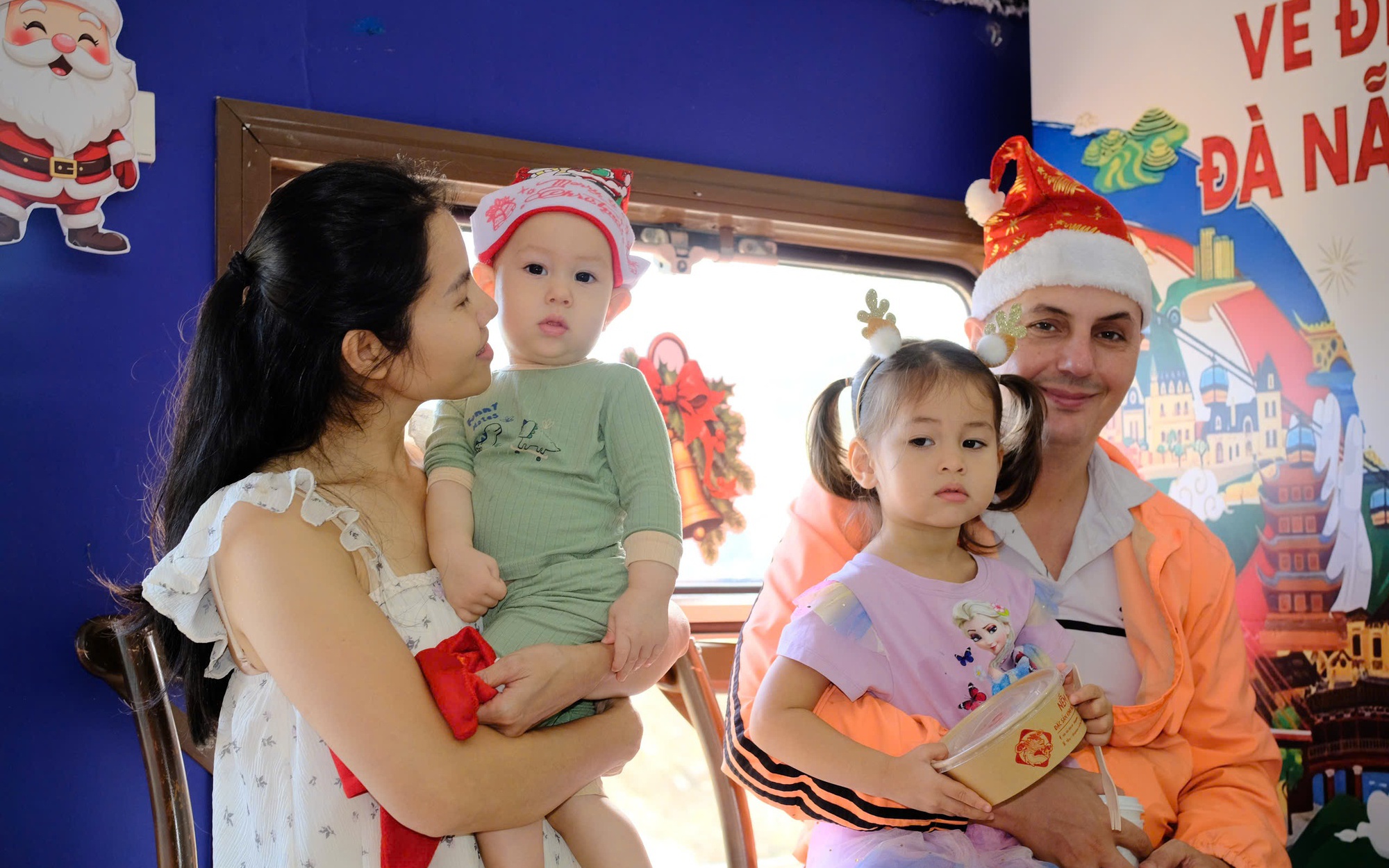 H&agrave;nh kh&aacute;ch th&uacute; vị đ&oacute;n nhận &ldquo;cơn mưa qu&agrave;' của &Ocirc;ng gi&agrave; Noel tr&ecirc;n c&aacute;c chuyến t&agrave;u SE