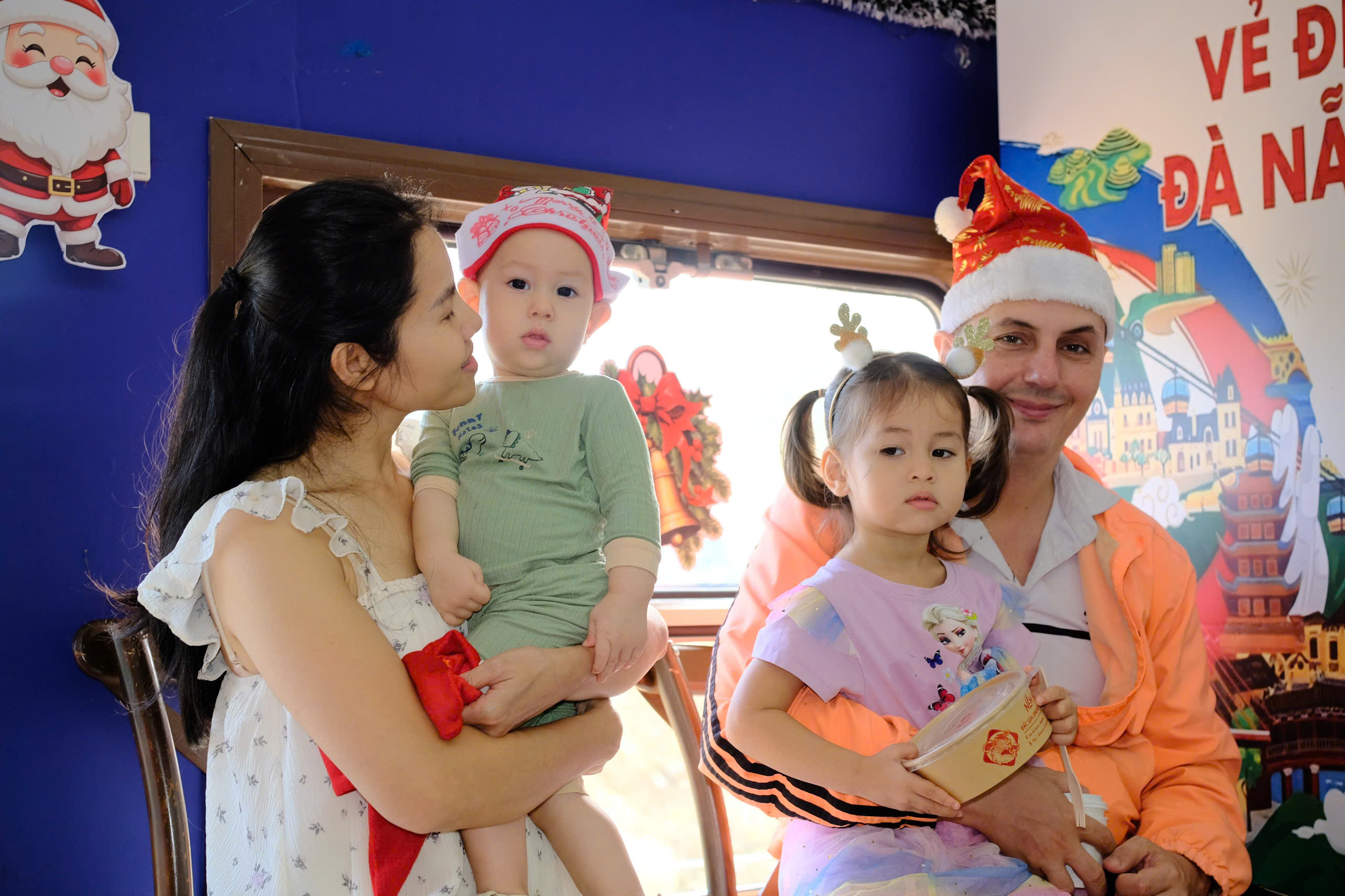 H&agrave;nh kh&aacute;ch th&uacute; vị đ&oacute;n nhận &ldquo;cơn mưa qu&agrave;" của &Ocirc;ng gi&agrave; Noel tr&ecirc;n c&aacute;c chuyến t&agrave;u SE- Ảnh 1.