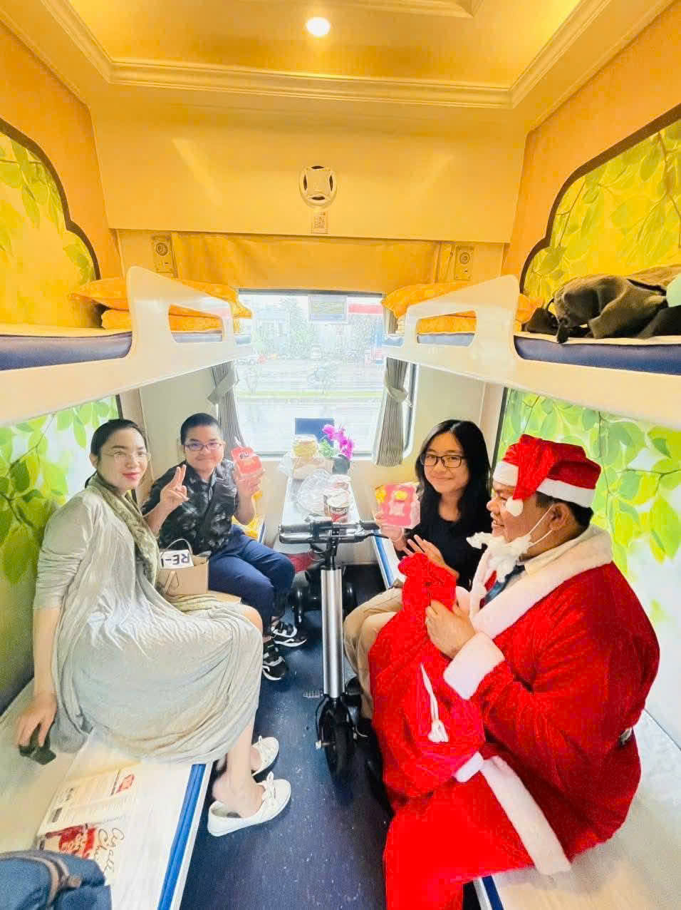 H&agrave;nh kh&aacute;ch th&uacute; vị đ&oacute;n nhận &ldquo;cơn mưa qu&agrave;" của &Ocirc;ng gi&agrave; Noel tr&ecirc;n c&aacute;c chuyến t&agrave;u SE- Ảnh 5.