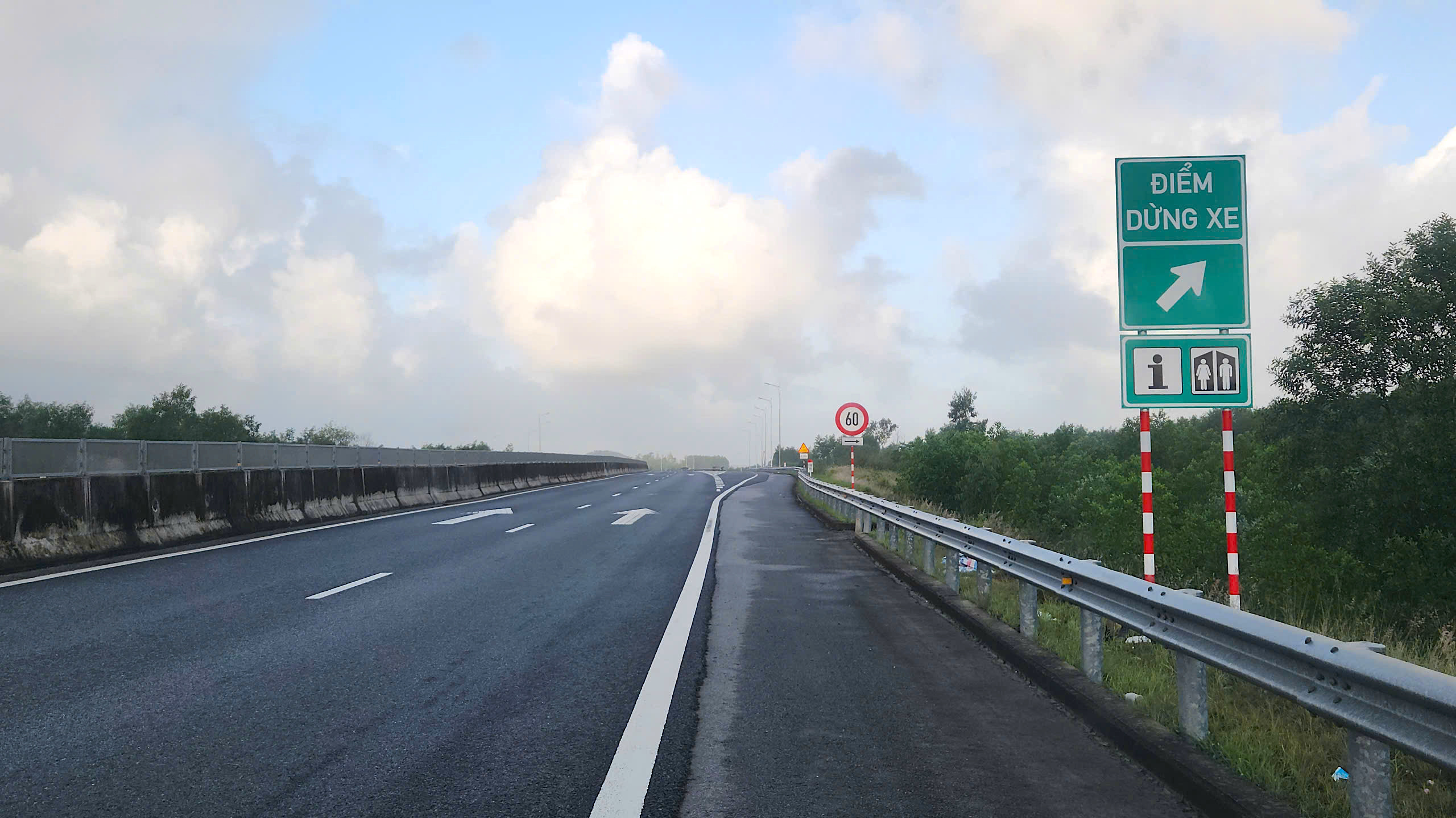 Cận cảnh điểm dừng xe đầu ti&ecirc;n tr&ecirc;n cao tốc Đ&agrave; Nẵng - Quảng Ng&atilde;i- Ảnh 1.