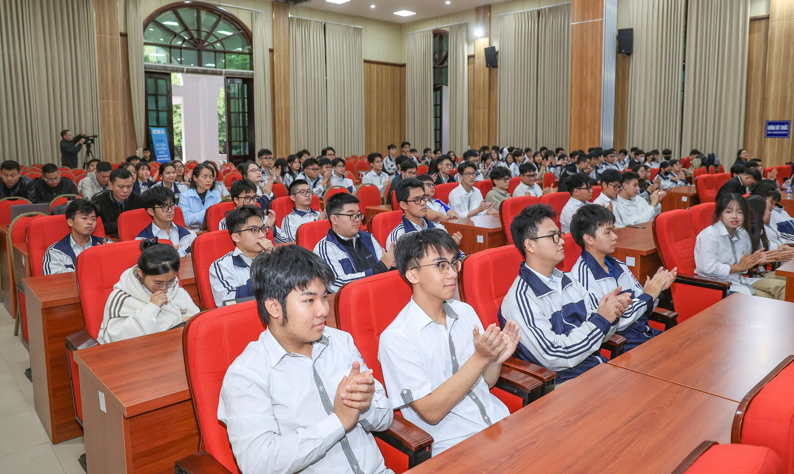 H&agrave; Nội: 100% học sinh v&agrave; phụ huynh k&yacute; cam kết thi đua về an to&agrave;n giao th&ocirc;ng- Ảnh 2.