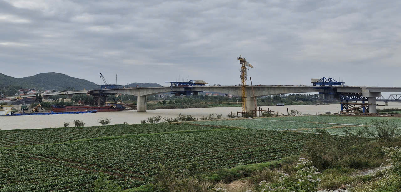 Bắc Ninh: Cầu Cẩm L&yacute; kh&oacute; về đ&iacute;ch cuối năm 2025, kiến nghị gi&atilde;n tiến độ đến giữa 2026- Ảnh 2.